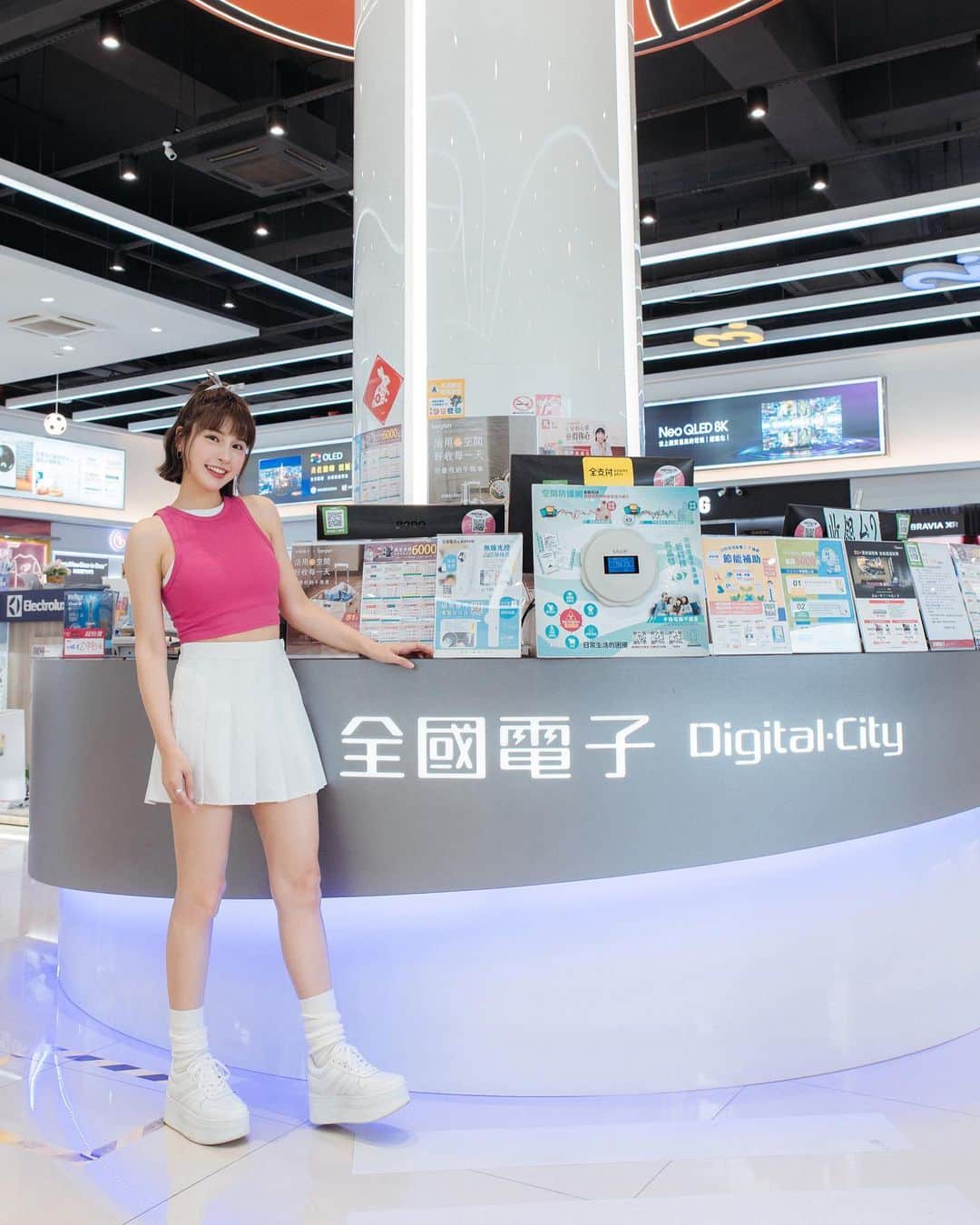 のインスタグラム：「🛒🛒🛒🛍️💕  618 購物節～要到哪裡搶便宜？！ 揪是要到 @elife_mall shopping ✨✨✨ 大小家電、數位 3C 、生活用品 一站購足 重點是價格超級佛😍 還有夏季必 buy 的空調，揪是不能錯過.ᐟ.ᐟ.ᐟ 現在還能抽亞洲不限航點雙人機票 全國電子服務人員真的揪感心🩷🩷 會推薦最符合我、最有 CP 值的產品 立馬前往全國電子買買買GOGOGO ˓˓ก(⸝⸝ᓀ .̫ ᓂ⸝⸝)ค. 大家也可以選購 MIT 優質家電 揪你減碳 Let’s go.ᐟ.ᐟ.ᐟ～ ★ 購物節優惠詳情❧ https://risu.io/DkiOp  ★ 購物節線上搶購❧ https://risu.io/NW6bX  - 這麼好康的優惠訊息不能只有我知道.ᐟ.ᐟ.ᐟ ▪️全國電子 618 狂歡購物節 ( 即日起~6/19 )✨ ▪️全館家電 9 折、電腦出清 66 折起 ▪️ 滿額享 1 元放大術 將清淨機、立扇…帶回家 ▪️ 綁定 LINE 會員 再抽最高 $2000 元現折序號 ▪️ 空調、冰箱、洗衣機全國加碼送 $8,000 3C 家電補助金 ▪️ 指定家電享 30 天 免費體驗 不滿意全額退費 ▪️ 空調滿額抽亞洲不限航點雙人機票 ✈ *以上活動詳情請洽門市或官網 . . . ‪- ̗̀ 📣送禮時間— 💭按讚追蹤 ❰qun_04❱、❰elife_mall❱粉絲專頁 💭按讚本篇貼文並公開分享 💭留言 tag 2 位好友，告訴峮峮最想到全國電子買什麼～ 💭範例：@xxx @xxx + 我最想要買_____  將送出超實用的 LocknLock 樂扣樂扣水壺哟.ᐟ.ᐟ  #618購物節 #全國電子 #用心揪感心」