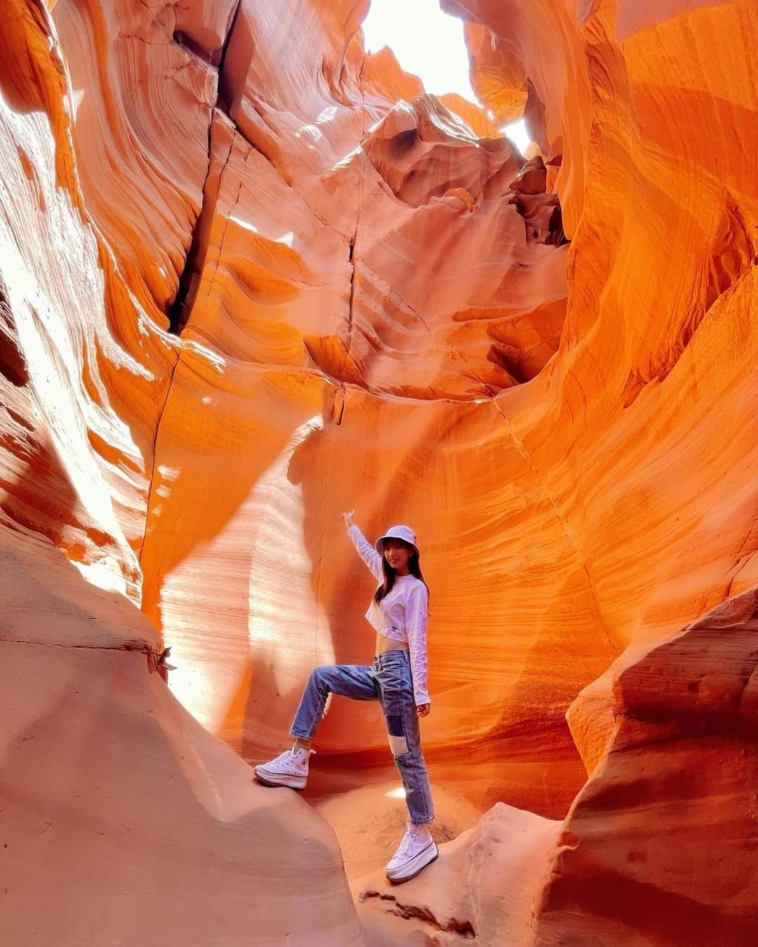 吉沢朱音さんのインスタグラム写真 - (吉沢朱音Instagram)「America🇺🇸 antelope canyon⛰⛅️ . アンテロープキャニオン！ 砂のお城…って感じだった、めっちゃ感動🏰 これまた自然にできたと思えないほど芸術的🥺 なので写真多めです(笑) 秘密基地に行くような気持ちで探検してたけど、時々見える青い空が普段よりもより映えてみえる🫶🏻 . . . #アメリカ #アメリカ旅行 #ラスベガス旅行  #アンテロープキャニオン #america #lasvegas #arizona #antelopecanyon」6月12日 12時57分 - nesomagic72