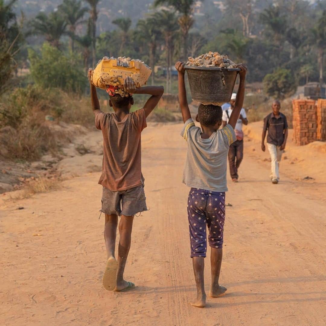 のインスタグラム：「Child labour has no place in our world.  By strengthening child protection, improving access to education, and providing social protection, we can eliminate this scourge.  On #EndChildLabour Day and every day, let's work to get children out of the workforce and back into school.  © UNICEF/UN0697987/Mulala | UN0553712/Choufa | UN0574419/Mawa | UN0712655/Hoang」