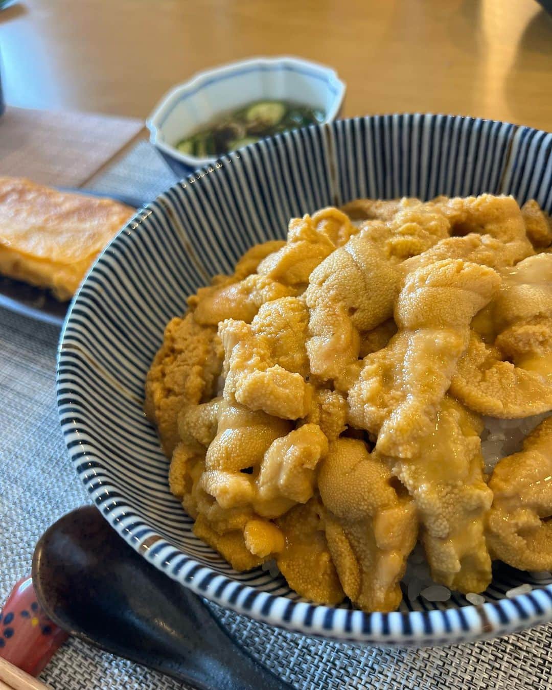 樋越優一のインスタグラム：「ウニの季節がやって来ました🥺🥹  食べ過ぎ痛風注意⚠️  しっかり酢飯から作り美味しくいただきましたとさ🥹  #北海道 #ムラサキウニ」