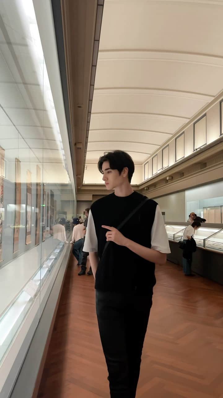 林豆のインスタグラム：「Giant in the Art museum. #190cm」
