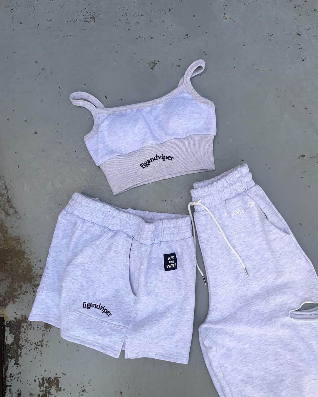 FIG&VIPERのインスタグラム：「【 Come back!! 】  ・Logo padded bra top ¥3,960 (tax included)  _______________________________________________  同素材のパンツを合わせて、セットアップも楽しめるアイテム  #figandviper」