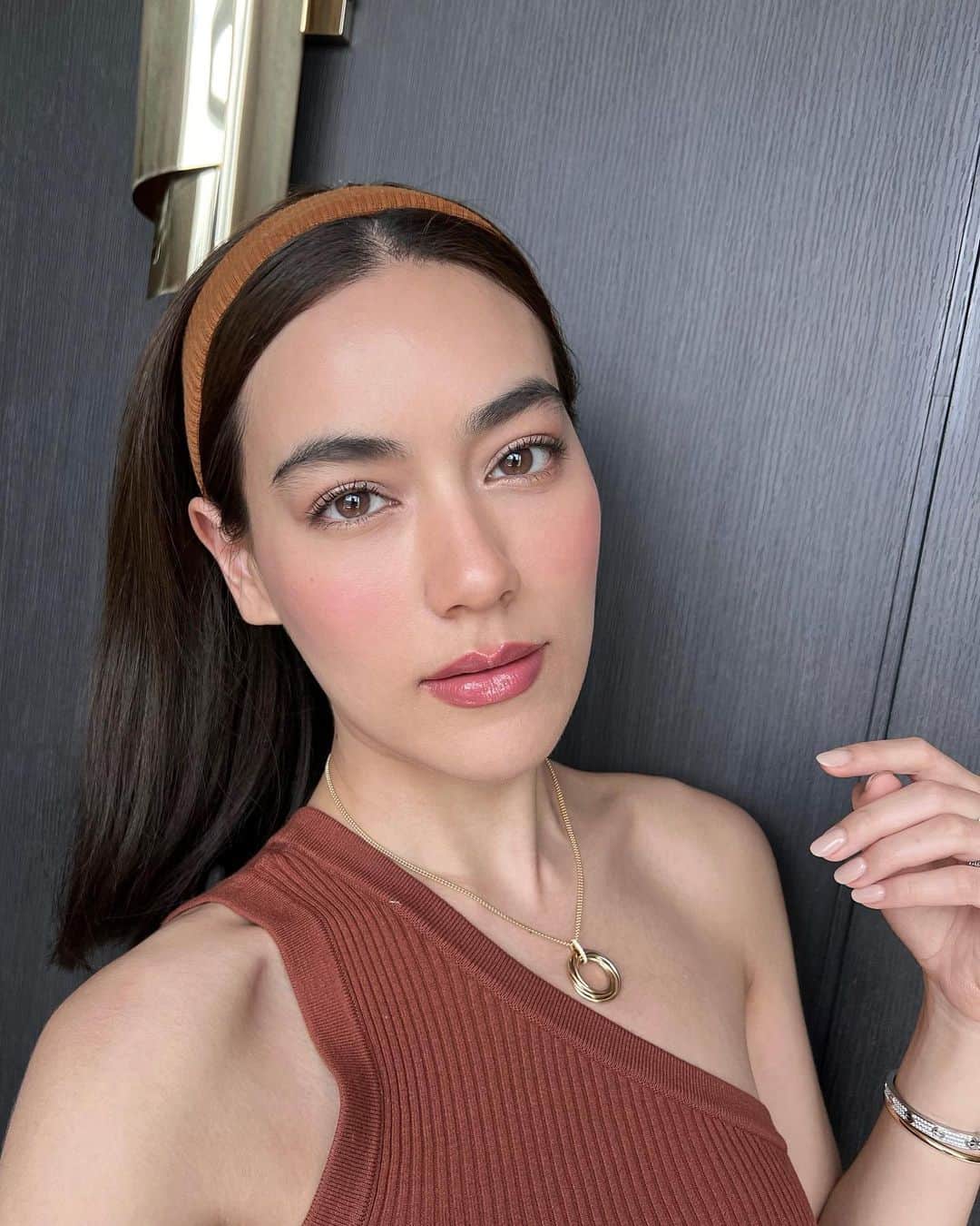 キンバリー・アン・ウォーテマス・ティアムシリのインスタグラム：「Hourglass Ambient Lighting Blush บลัชออนคู่ใจของคิม 🤍 ลุคนี้คิมเลือกเฉด Diffused heat ใช้ง่ายแค่ปัดเบาๆก็สวยแล้วค่ะ✨   สอบถามข้อมูลเพิ่มเติมได้ที่ Line Official Account @HourglassCosmetics  #HourglassCosmeticsThailand #AmbientLighting」