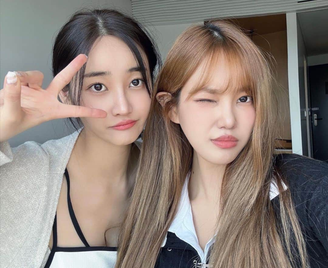 ユナのインスタグラム：「6/24 Pm 5 이소 팬미팅💭 스페셜 게스트는 ???? !!!!  두구두구두구두구 유나입니다 ♥️ 티켓팅은 프로필 링크에 있습니댜 친자매 케미 많이 기대해주세요 ☺️」