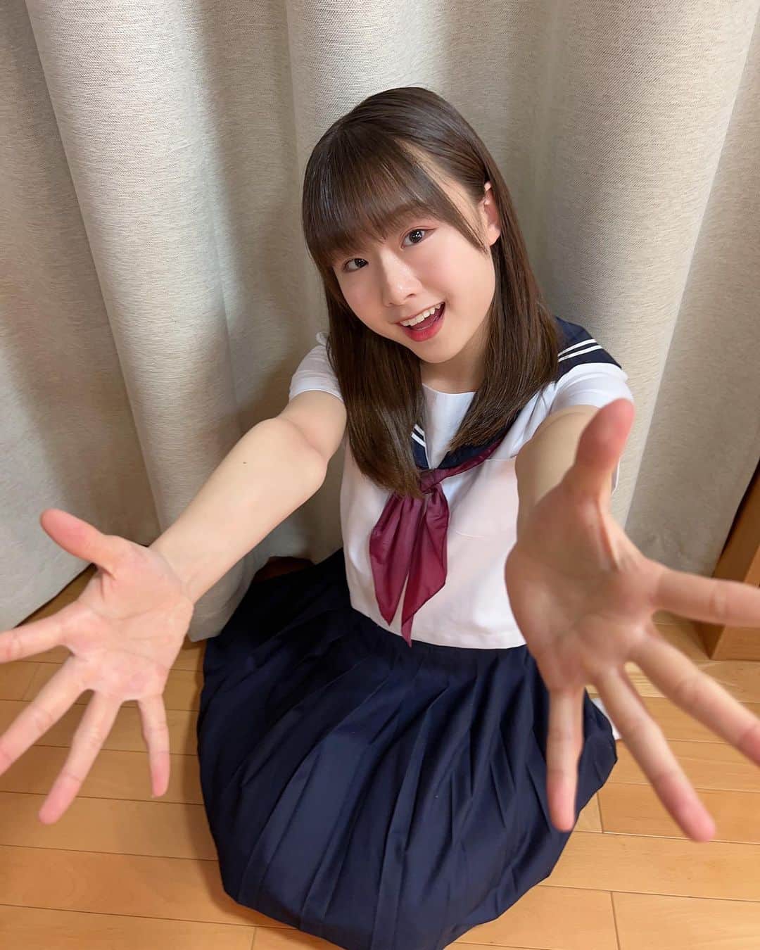 新倉愛海のインスタグラム：「セーラー服は好きですか？🥰✨ ⁡ #アプガ2 #にきちゃん #アイドル #Japaneseidol #セーラー服」