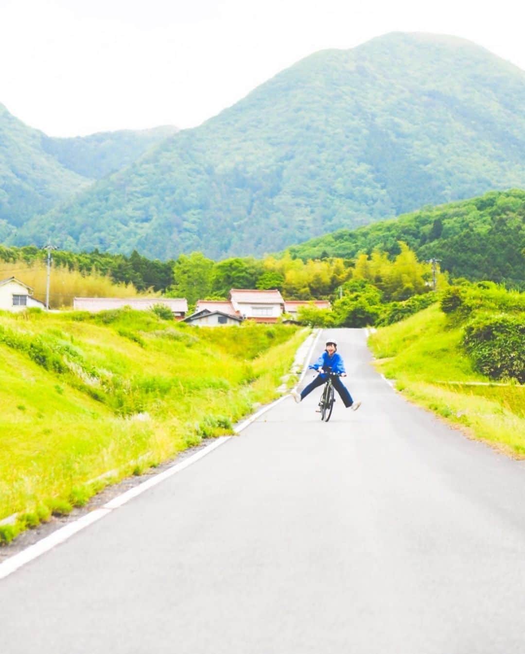 近藤夏子さんのインスタグラム写真 - (近藤夏子Instagram)「大自然ありがとう🫶  三瓶山の麓 @glanscape_sanbe_shimane でグランピングしたなら 、そりゃ三瓶山を全部満喫したいよね🤤✨ ということで、東の原でリフトに乗って景色と空気をおもっきり楽しむ💗 そしてイーバイクで風を感じで爆走🚲💨w イーバイクは初体験やったけど、田舎道を颯爽と駆け抜けるのは本当に快感でした🍃本当気持ち良すぎたぁ✨  三瓶山は行くだけで気持ち良くて素晴らしいけど、アクティビティーも楽しめるからオススメです😘  #glanscape #グランスケープ #三瓶山グランピング #大山隠岐国立公園 #近藤夏子の島根大田旅 #三瓶山 #イーバイク #リフト #島根観光」6月12日 13時19分 - kondonatsuko