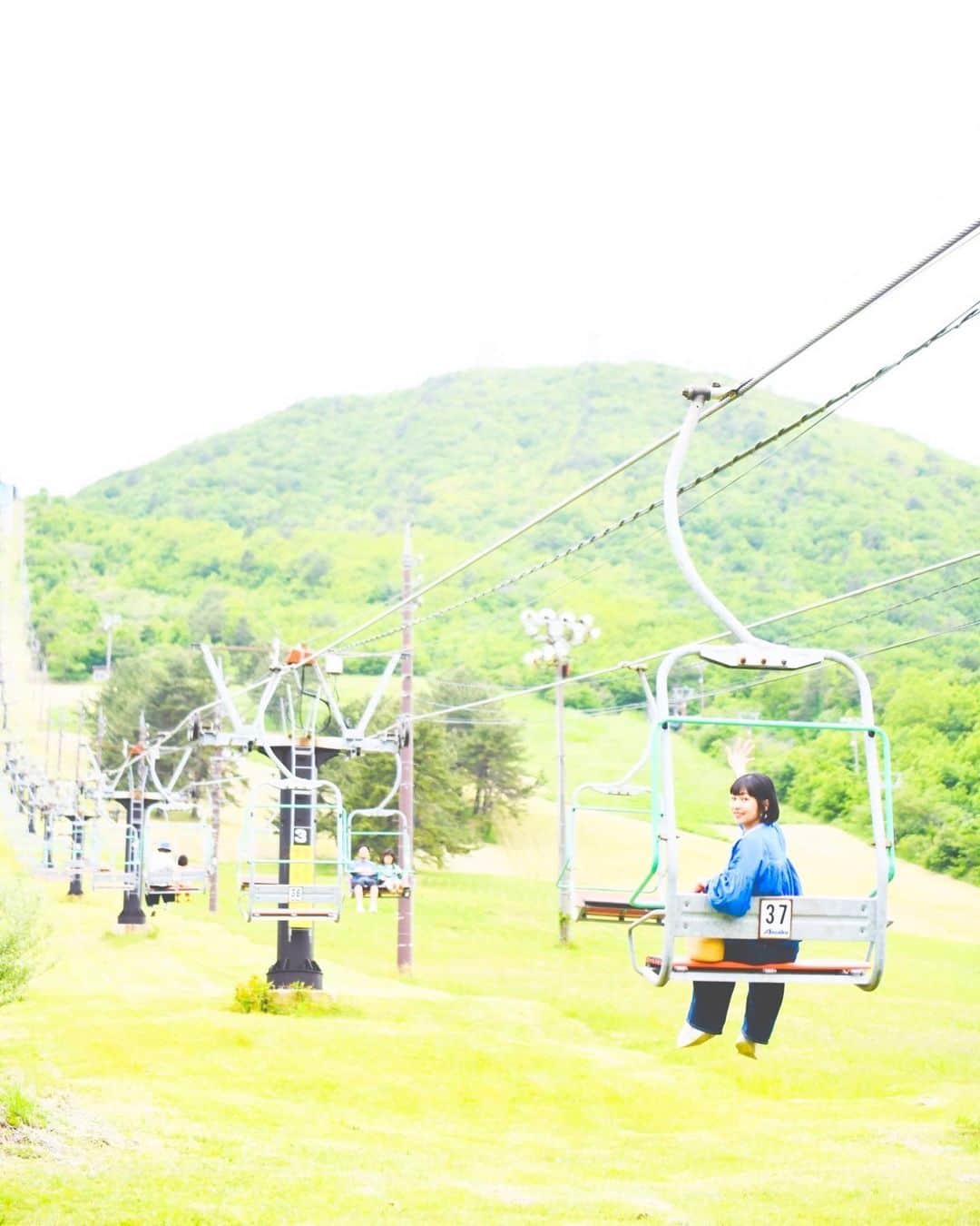 近藤夏子さんのインスタグラム写真 - (近藤夏子Instagram)「大自然ありがとう🫶  三瓶山の麓 @glanscape_sanbe_shimane でグランピングしたなら 、そりゃ三瓶山を全部満喫したいよね🤤✨ ということで、東の原でリフトに乗って景色と空気をおもっきり楽しむ💗 そしてイーバイクで風を感じで爆走🚲💨w イーバイクは初体験やったけど、田舎道を颯爽と駆け抜けるのは本当に快感でした🍃本当気持ち良すぎたぁ✨  三瓶山は行くだけで気持ち良くて素晴らしいけど、アクティビティーも楽しめるからオススメです😘  #glanscape #グランスケープ #三瓶山グランピング #大山隠岐国立公園 #近藤夏子の島根大田旅 #三瓶山 #イーバイク #リフト #島根観光」6月12日 13時19分 - kondonatsuko
