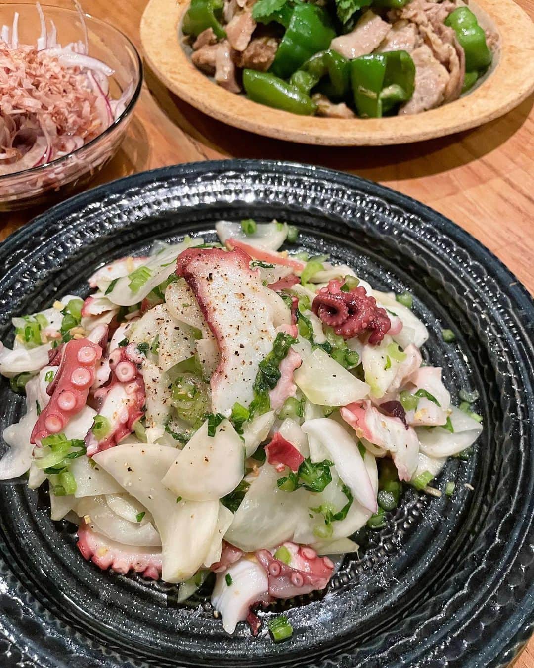 黄川田としえのインスタグラム：「🐙🧄🫚🍋🌿 \\たことかぶのジンジャーガーリックマリネ//  じめじめが。。すごいですね💦 そんな時でもさっぱり食べられて、コクもあって栄養価もあるサラダ。もりもり食べられます！  🐙かぶは皮ごと薄切り、葉も刻んで塩で揉んで５分ほど置いてから水気をギュッと絞る。 茹でだこも薄切り。  🐙にんにくと生姜のみじん切りをオリーブオイルで香り良く焼く。粗熱とってからオイルごと、タコ、かぶに混ぜる。 塩、黒胡椒、レモンで味付け。  🐙コクの正体はにんにくと生姜の香味オイル。香ばしく焼いたにんにくと生姜は旨味もたっぷりで、これを加えるだけでひと味変わります。 ぜひ生のにんにくと生姜で香味オイルを作ってみてくださいね！  #tottogohan  #たことかぶのジンジャーガーリックマリネ #疲労回復#リカバリーフード」
