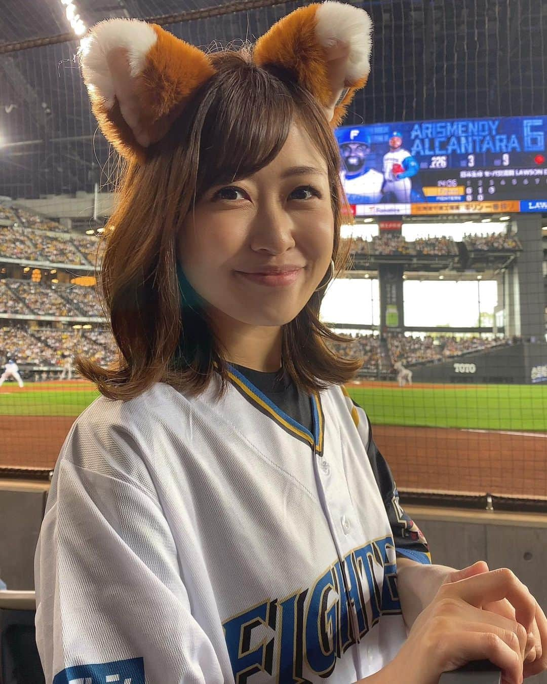 室谷香菜子のインスタグラム：「阪神戦の熱気は凄かった！！！ そして、 キツネにヒツジにトラに非常に賑やかでした。 エスコンフィールド北海道は、 大人も着いた瞬間大興奮です！試合前にキツネ耳購入😂  #エスコンフィールド北海道 #日ハム #ファイターズ #交流戦 #野球観戦 #キツネダンス #日曜日の過ごし方」