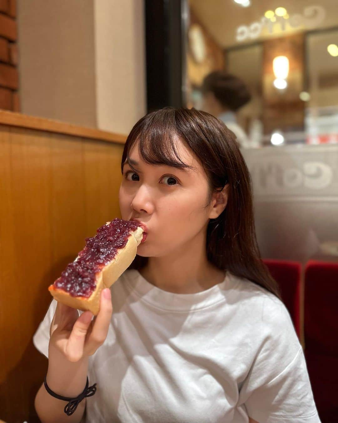 永島聖羅のインスタグラム：「☕️  3:30起きのお仕事が終わり コメダ珈琲でマネージャーさんと モーニングを食べまくった朝🍞  久しぶりに小倉トースト食べて やはり美味しい、感動🥺  名古屋の滞在時間短かったけど 充実しておりました〜  新幹線は爆睡でした🚄」