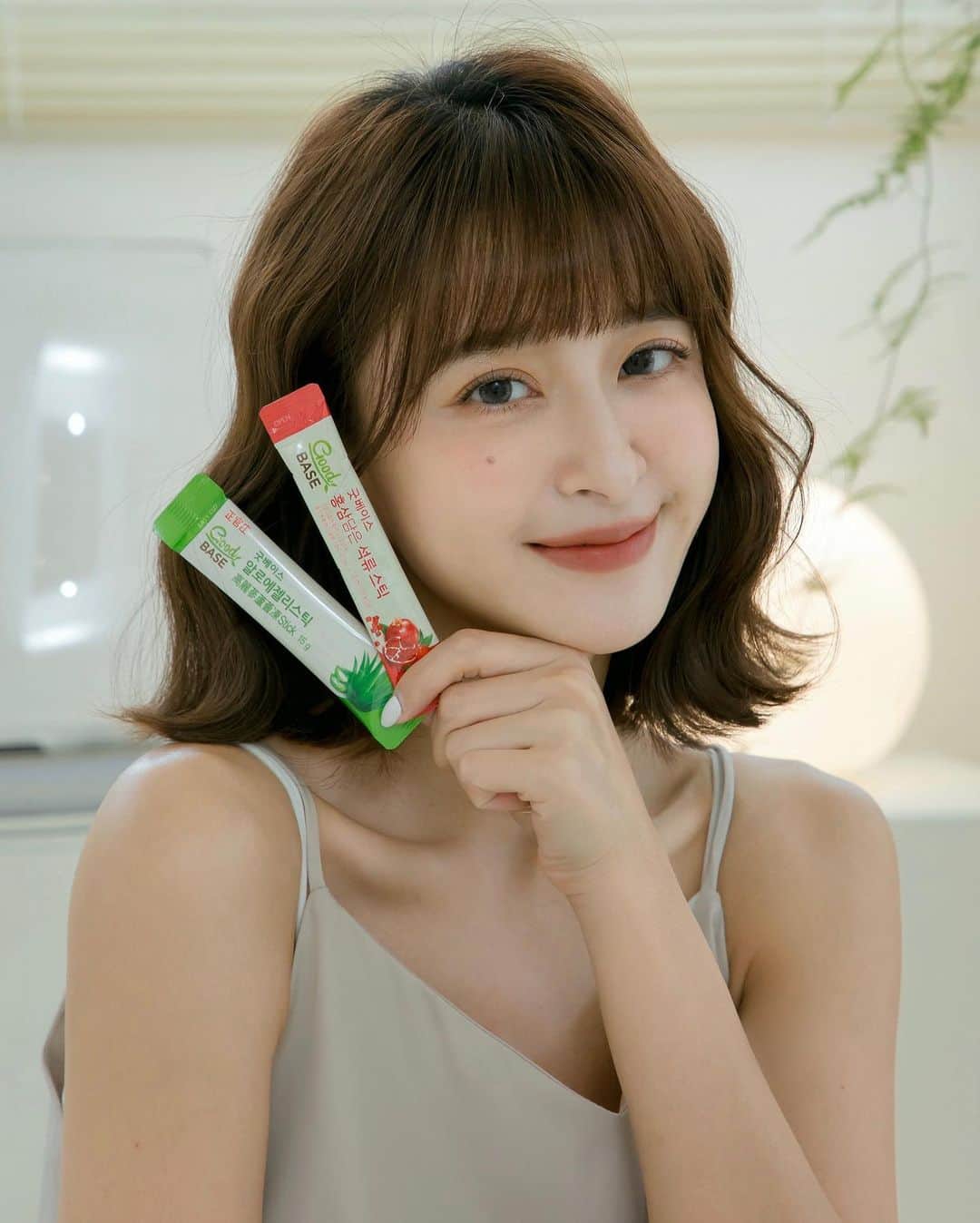 Kerinaのインスタグラム：「#內文最後有優惠活動唷 每次看韓劇都會忍不住讚嘆韓國女明星自帶光澤 實在好奇她們都吃了什麼🤣  有在追韓劇的人 應該都看過正官庄的身影吧 劇中角色時不時都會開一條隨身包起來喝 感覺喝了就可以跟她們一樣漂亮（笑）  之前每次去韓國玩回程在機場 我都會買正官庄的人蔘飲給老公和長輩們當伴手禮 後來才知道除了他們最知名的人蔘飲之外 還有專為女性設計的GoodBASE系列 近期正好推出了新品 #高麗蔘蘆薈凍  ✔追求彈潤、水亮、光滑 絕對要試試 ✔還能維持消化道機能、順順暢暢、促進新陳代謝 吃起來酸酸甜甜，完全沒有蔘苦味‼️ 就像在吃果凍一樣～ 而且小小一條，出門攜帶很方便👍🏻 繁忙的日常也能輕鬆健康管理  另外 #高麗蔘紅石榴精華飲 是GoodBASE系列的明星商品 全球已經熱銷3,000萬包🔥 ✔主打養顏美容好氣色，是喝的保養品 30%紅石榴精華＋高麗蔘的完美比例 能自然散發紅潤透亮感✨  正官庄的美妍飲有特別添加六年根高麗蔘 除了可以美妍、促進新陳代謝、調節生理機能之外 還能夠提升保護力、增強體力、聚精會神 而且正官庄的六年根高麗蔘還通過韓國食品藥物管理局認證 讓我們能蔘入打底👏 由內到外強化，不是只有表面的短期效果唷！  這陣子我都是「早上喝石榴飲，晚上吃蘆薈凍」 這樣美妍跟消化道的保養雙管齊下 覺得除了每天精神很好之外，素顏氣色也很不錯耶💗  如果常熬夜、常使用3C產品的人 可以試試 #高麗蔘野櫻莓飲 91%水果原汁，不添加一滴水，無蔘苦味 嚴選波蘭野櫻莓，滿滿花青素 可以減少酸澀霧霧感、明亮好犀利、掰掰熊貓圈 喝起來微微酸甜，非常適合愛喝手搖飲的女生替代飲料喝😆  這幾款的飲用方式都很方便 虛線輕輕一撕就可以馬上喝 冰過之後又更好喝🫶🏻  🔥這次品牌特別提供給妞粉大回饋🔥 6/12～6/18有超便宜優惠價 只有用專屬連結才可以購買唷!!  連結我放在限動精選 這款包裝很精美也超適合拿來送禮🎁❤️  @kgctaiwan  #正官庄 #高麗蔘 #GoodBASE #618優惠 #新品上市」