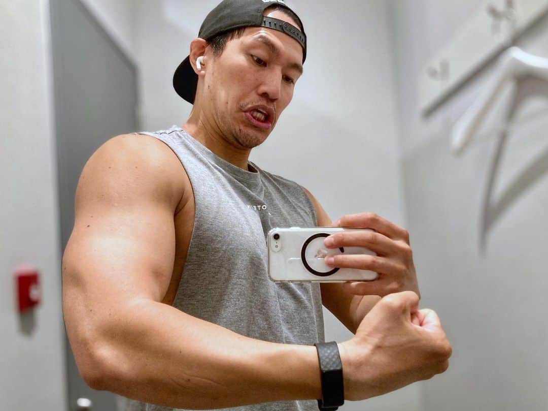小柳心のインスタグラム：「たとえどんな時でも、明るく楽しく元気よく、そういう人間でありたい。 まだ戦える。  Tパーム覚えられて嬉しい。 脚本が煮詰まった状態から脱却できて嬉しい。 息子の熱が下がって嬉しい。  そうだ！せかいはうれしい！！  #小柳心 #コヤナギシン #俳優 #脚本家 #workout #bodymake #training」