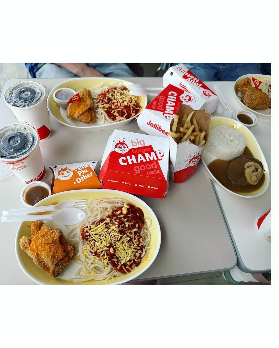 ダラ さんのインスタグラム写真 - (ダラ Instagram)「Long time no see my friend 🍽️😋 왜 필리핀은 입국 하면 3키로는 찌는거 같지?! 맛있는 음식이 너무 많아~!!! 🤤 The boys liked filipino food so much~!!! 😆 Another successful Dara tour ✔️😀👍 #필리핀여행 은 #먹방 이다」6月12日 13時43分 - daraxxi