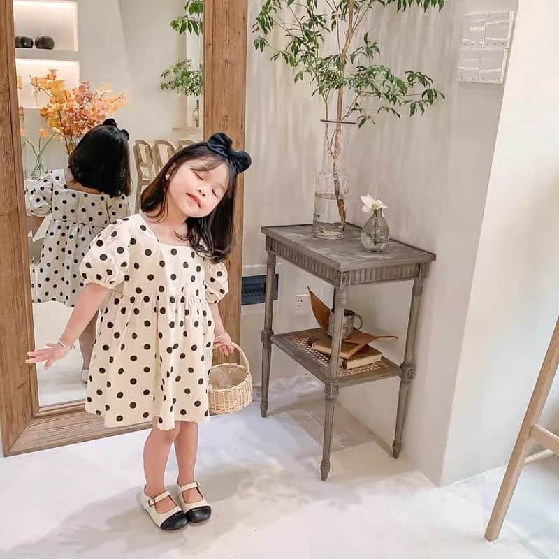 子供服のbig foRE:stさんのインスタグラム写真 - (子供服のbig foRE:stInstagram)「・  姉妹おそろいドット柄ワンピース／ロンパース【W018】  姉妹お揃いで着られるドット柄のワンピース＆ロンパース🫶🏻  ロンパースにはリボンのヘアバンド、 ワンピースにはリボンのカチューシャがセットです🎀  首元のスクエアネックデザインがおしゃれポイント😉*。  サラッとした生地感なので これからの暑い時期のお出かけ着に ピッタリなアイテムです♡︎ʾʾ  #子供服 #キッズコーデ #韓国子供服 #kidscode #outfit #おでかけコーデ#海外子供服 #おしゃれさんと繋がりたい #kidsjapan #セレクトショップ #女の子コーデ  #男の子コーデ#女の子ママ#男の子ママ#インポート#コドモノ #ベビフル#秋アイテム#夏アイテム#お洒落さんとつながりたい#親ばか部#子供服通販#ナチュラルコーデ#プチプラ子供服#お洒落キッズ#赤ちゃんがいる生活#ママリ#子育てグラム#姉妹リンク#姉妹ママ」6月12日 13時44分 - olpemi_