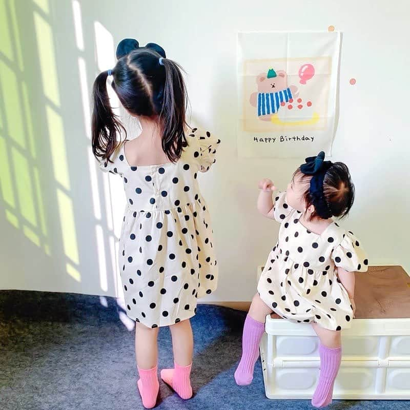 子供服のbig foRE:stさんのインスタグラム写真 - (子供服のbig foRE:stInstagram)「・  姉妹おそろいドット柄ワンピース／ロンパース【W018】  姉妹お揃いで着られるドット柄のワンピース＆ロンパース🫶🏻  ロンパースにはリボンのヘアバンド、 ワンピースにはリボンのカチューシャがセットです🎀  首元のスクエアネックデザインがおしゃれポイント😉*。  サラッとした生地感なので これからの暑い時期のお出かけ着に ピッタリなアイテムです♡︎ʾʾ  #子供服 #キッズコーデ #韓国子供服 #kidscode #outfit #おでかけコーデ#海外子供服 #おしゃれさんと繋がりたい #kidsjapan #セレクトショップ #女の子コーデ  #男の子コーデ#女の子ママ#男の子ママ#インポート#コドモノ #ベビフル#秋アイテム#夏アイテム#お洒落さんとつながりたい#親ばか部#子供服通販#ナチュラルコーデ#プチプラ子供服#お洒落キッズ#赤ちゃんがいる生活#ママリ#子育てグラム#姉妹リンク#姉妹ママ」6月12日 13時44分 - olpemi_