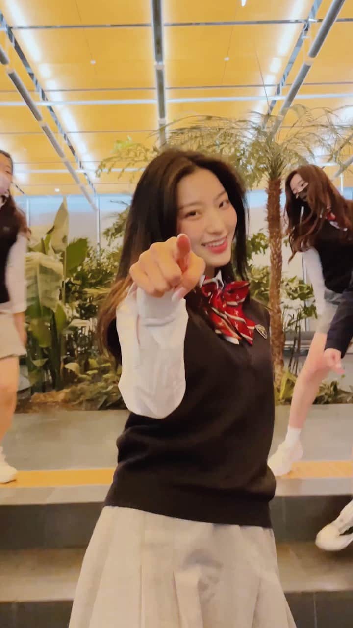 のインスタグラム：「#뮤지컬과ver #의리최고친구들곰마버🩷 #menow #새롬 #SAEROM with #한림예고 #fromis_9 #프로미스나인 #flover」
