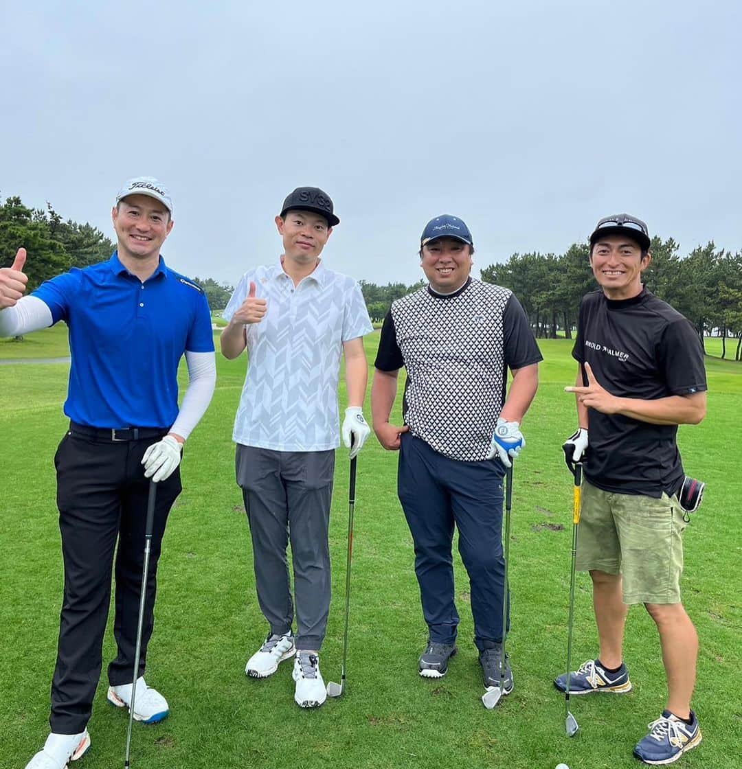 宮下純一のインスタグラム：「今日は小雨がパラつきましたが若洲ゴルフリンクスで元プロ野球選手の里崎さんと服部さん、スポナビの西田さんとラウンドさせていただきました🏌️‍♂️終始トークの絶えない打数よりも口数が圧倒的に上回る賑やかなラウンドになりました‼️皆さん上手すぎて完敗でした😭ちょっと打ち方ダサいので打ち方イケメンにしてくれる番組お待ちしてます😆#若洲ゴルフリンクス #里崎智也 #服部泰卓 #打ち方ダサい #素振りはいいのに #あーーーーーー #目指せおじいちゃんゴルフ #おじいちゃんちゃうし」