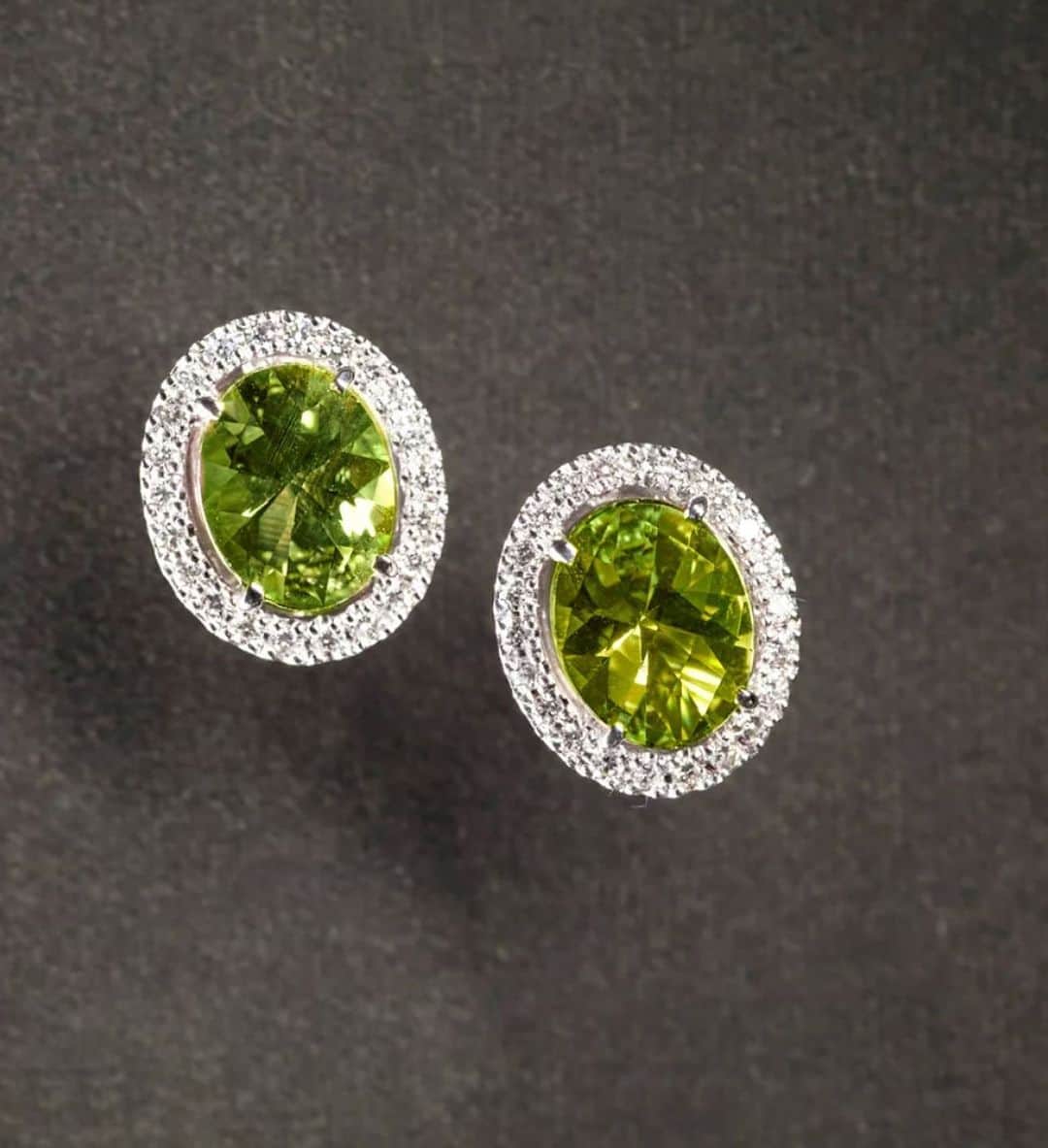 麻美さんのインスタグラム写真 - (麻美Instagram)「Princess seriesの 💚💚💚💚💚 tinkerbell がつけたくて ． 何だかカーキやグリーンのコーデが増える😆✌️ ． ペリドットのjewelryは作るのもつけるのも初めてだったけど ． めっちゃ合わせやすい💚 ． #ペリドット #グリーンのjewelry #diamond #jewelry #peridot」6月12日 14時04分 - mami0s