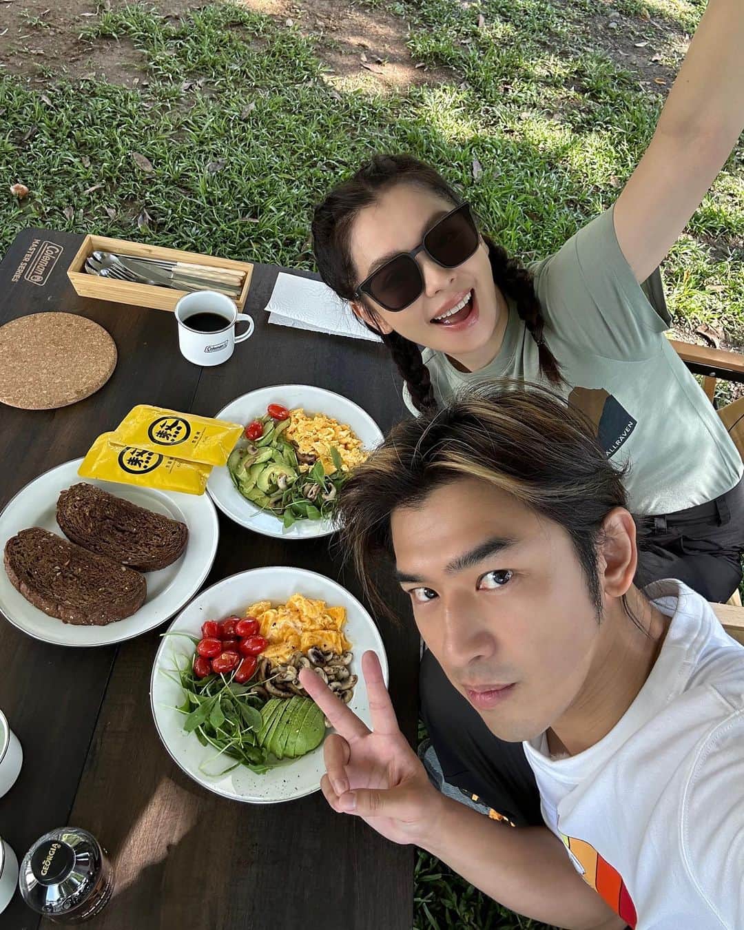 チェン・ボーリンのインスタグラム：「#極島森林2 VIVIAN ❗️ HEY❕HEY❕HEY❕✨ 和 @vivianhsu.ironv 的 探訪神秘動物之旅 😁✌🏻✨  @afuriinu @extreme.forest @chingminsun  @grayscale.production」