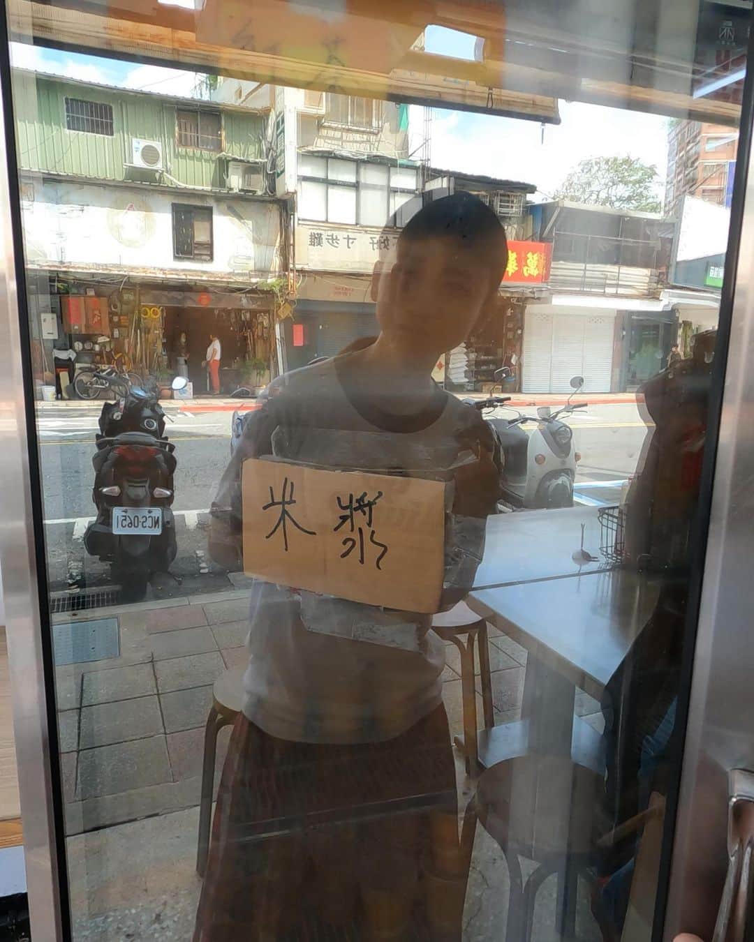 三戸なつめのインスタグラム：「台湾といえば朝ごはん〜🥣 みんなで撮影合間にわいわい朝ごはん食べるなんて日本にいたらないよなぁ〜😌🥣 旅の撮影はこれができるから嬉し楽しい🌱 また情報解禁しましたら色々オフショットあげゆきます☺️ そしてそして、情報解禁もお楽しみに待っててね🥹💕 あー早く言いたい。むずむずこ。 あ、ここの紅茶(甘いの)ストック欲しいくらいおいしかた🥤 #台湾 #台北 #台南 #朝ごはん #朝活 #taiwan #taipei #tainan #moning  #mito_natsume」