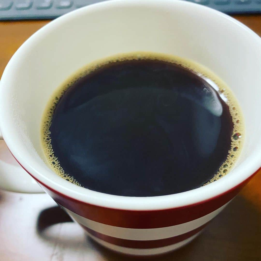 カバのインスタグラム：「コーヒーチャレンジ☕️  おはようございます！ 本日もコーヒーから！ (89日目)  今日は朝からパン屋の仕事、そのあとジムらせていただいてからまたパン屋の仕事です！ そして夜は明日からのNGK吉田裕新座長新喜劇の稽古です！楽しみです！  明日でコーヒーチャレンジも90日目です！よー頑張って続きました！毎日飲みましたが、美味しいとはまだまだ思えなくて、、💦 明日急に美味しい！って思えるようになるかな、、？🙃  明日を楽しみに、今日も一日楽しみましょう！！👍️✨  では皆さん、今日も良い一日を！  #吉本新喜劇 #カバ #コーヒーチャレンジ #苦手なコーヒーをお茶の感覚で飲めるようになるまでの道のり #コーヒー #カフェ #カフェ巡り #喫茶店巡り #coffee #coffeechallenge #Cafe #MOUNT HAGEN #ARABICA CAFE #instant #カバッチグー #どーゆーそれー」