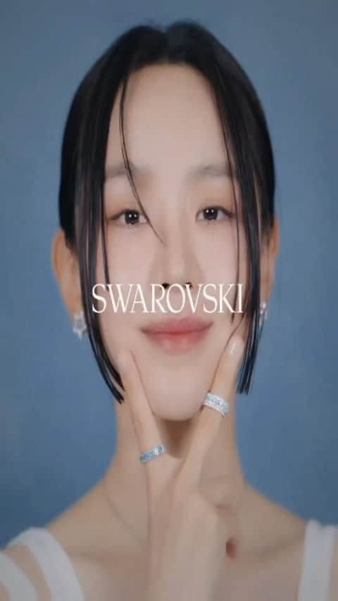 シン・ヘソンのインスタグラム：「반짝반짝 #swarovski  #1stlookofficial」