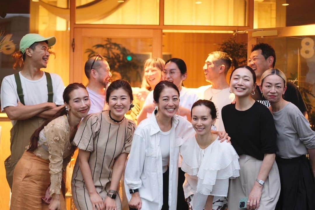 MICA   rippmonsterのインスタグラム：「この一枚の写真が全てを物語って居るように思います☺️😌  NAGOYA LIFE STYLE  EVENT2023  10日.11日の２日間共に大盛況となりました🥺🥹💕  ２日目は雨の中にも関わらず、両日共にご遠方よりたくさんの方々にお越しいただけました事大変嬉しく思います🥺  ドキドキワクワクしながらとっても楽しみに、ご来場くださった思いを伝えてくださったお客様☺️  私達関係者一同、 皆んなそのお気持ちと同じくらい、いやもしかしたらそれ以上にドキドキ、ワクワク、そして少しだけ 不安な気持ちもありながらも、自分達も楽しむ事を大切に と共に楽しい時間を過ごせました。  ご来場頂きましたお客様の喜ぶお顔や、ずっと憧れで会いたかった方に会えた瞬間のお顔を見ているだけで 私自身、とーーーーーーーっても幸せで嬉しい時間でした☺️💕  今日まで共に頑張って来てくれた @rippmonster_staff  のみんな本当にありがとう。 1番嬉しかったことは ターバンやアクセサリーを褒められることよりも、スタッフみんなの事を褒めて頂ける事が何よりも、 私は嬉しかったです。 尊敬する大切なスタッフと この時間を共有できたことも宝物です。ありがとう😊  数ヶ月間、Specialメンバーと この日の為に打ち合わせをし、 考え、過ごした時間が今では愛おしくて少し寂しいです🥺💕🥹💓  @ripmon_turban  フィッティングルームでウィッグを外し、 ターバンを頭に乗せた瞬間 あまりの可愛いさと心地よさから 涙を流しながら 「私もオシャレしていいんですね」 と私の手をぎゅっと握り締めてくださったお客様。 今年は海へリゾートへお出かけしたいな…なんてお話ししながら…😌💙  私の思いを受け取ってくださり 感じてくださり 本当にありがとうございます。  リップを足して、チークをつけて… スキップしているかのように… お帰りになられる姿を見て涙が溢れました。  オシャレが持つ力を改めて知る事 感じる事が出来ました。  みんなで作り上げたからこそ 私も感じる事ができた想いです。  Special thanks  @kashi_mizu 🍪」