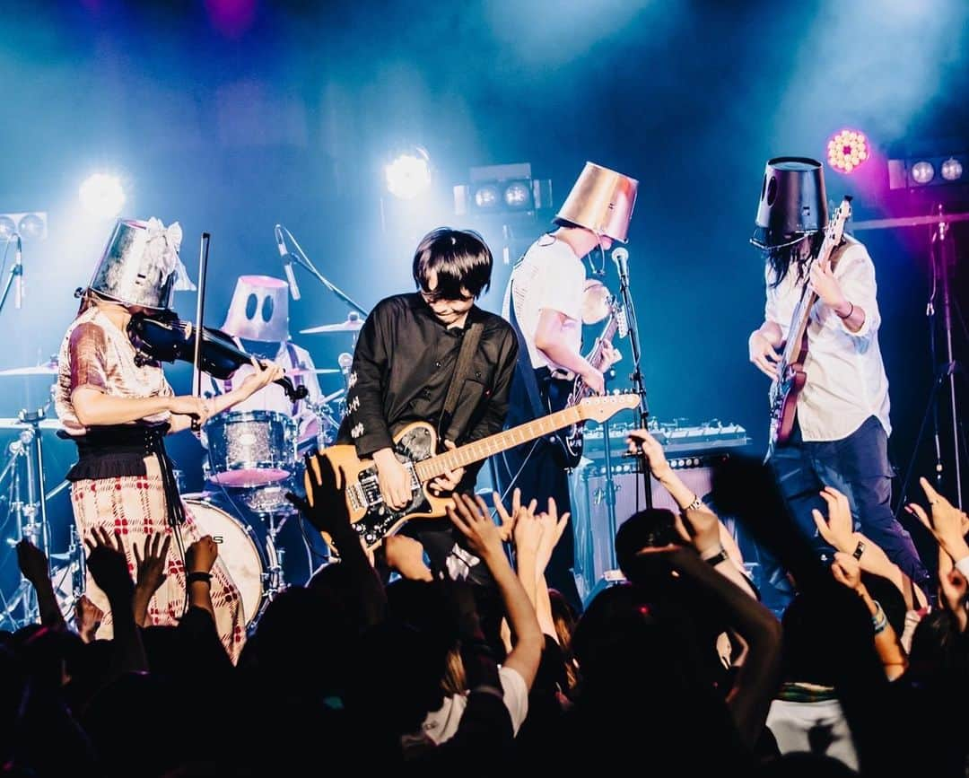 東出真緒さんのインスタグラム写真 - (東出真緒Instagram)「bucket banquets our first show at @blaze_shinjuku   「みんなバケツになりやがれ🩷」  photo by @yusuke_mphoto   #bucketbanquets #BIGMAMA #バケツナイト」6月12日 14時18分 - mao_bigmama_vn