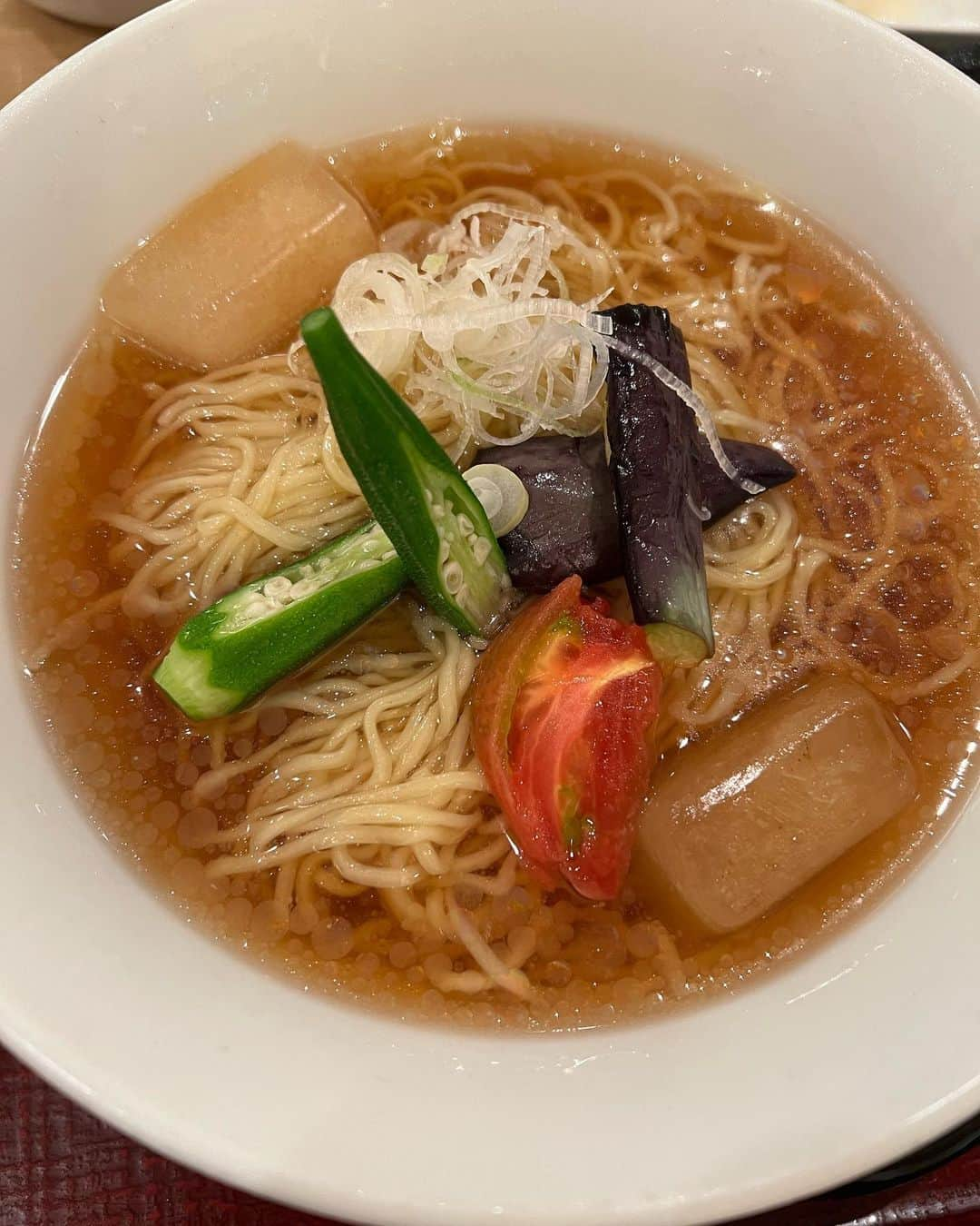 アクア新渡戸のインスタグラム：「空港でランチ😋🍴💕  冷やしラーメン カツ丼蕎麦セット♡  なんだ？！ この冷やしラーメン美味しすぎて びっくり👀‼️笑   #羽田空港グルメ   #家族ランチ😋🍴💕   #家路へ」