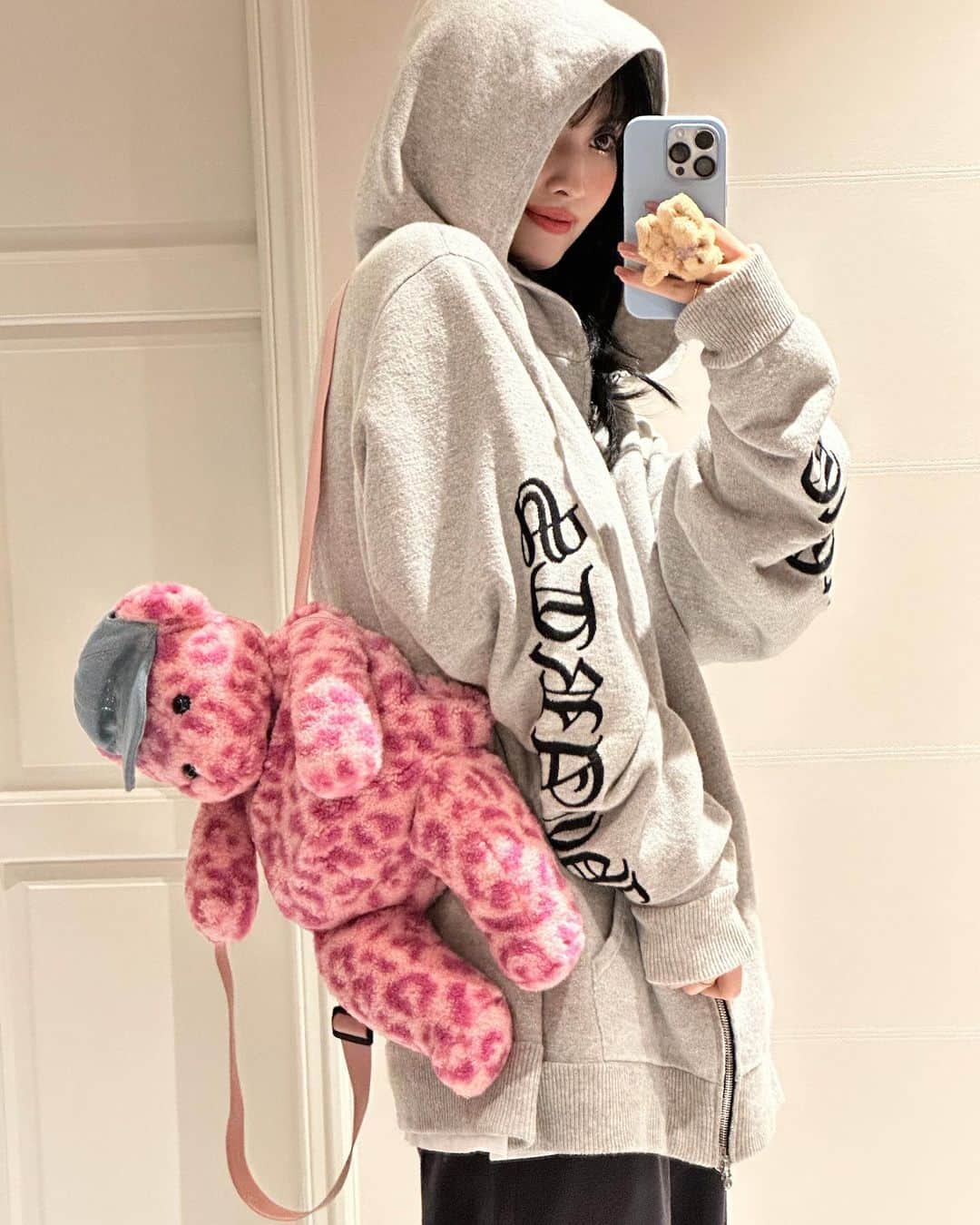 もものインスタグラム：「이번 투어 함께 하고있는 곰돌이🐻‍❄️🩷 이름 정해주실분🐻‍❄️」