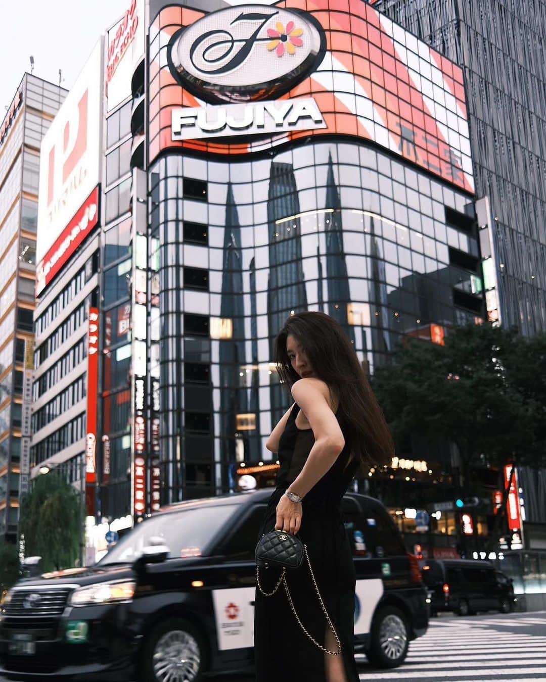 あいみさんのインスタグラム写真 - (あいみInstagram)「【in TOKYO】#被写体  Finland🇫🇮から東京にやって来たフォトグラファーと銀座でストリートスナップ  １枚目📸  photo @zacharylionphotography  model @aimi_feti   数寄屋橋の交差点でワンカット  めちゃくちゃ短時間だったけど凄く楽しい撮影でした☺️✨  swipe→６枚目📸 ツーショット🇫🇮🇯🇵  日本に行くので撮らせて欲しいと、メッセージをくれて嬉しかったです🤍  海外からの反響は、段違いで嬉しいものです。  この広い世界で、国や文化の枠を超えて  なにか通じるものがあるなんて めちゃくちゃ浪漫あるじゃないですか❤️‍🔥  彼らは撮影の際の提案もとても丁寧で、被写体に対する敬意を感じます。  だから私も全力で応えたい  ポートレートに関しては撮りたいと、撮られたいのバランスがよければ良いほど  かけた時間や経費に関わらず 良い作品になると信じています。  言葉の壁があっても お互いを尊重してるからこそ、意思疎通が出来る。  撮影に対するお互いの熱量、私は特に重要視しています。  ーーーー  この日、東京のママ🫶🏻マリーさんと念願のデート🤍 @aoimary   swipe→２枚目📸  マリーさんは、日本のサブカルチャーを代表する方のひとりです。  業界、業種は色々あれど この業界において、マリーさんを知らない人はにわかだと言い切れます。  いつも大きな愛でたくさんの人を優しく見つめるみんな のママ。人を気遣い、人に寄り添い、人に優しくいられる強さがカッコいい。私はマリーさんを尊敬しています。  ーーー  夕飯は銀座　あい田さんで🦀✨ @sushi_ginza_aida   swipe→7.8枚目📸📹  あい田の女将はいつもすごく褒めてくれるので、まだまだ頑張るぞーってヤル気になります🔥  あい田さんはコースもとてもリーズナブルで若いカップルもお客様にとても多いです🌸  隣のカップルの男の子はお腹はち切れそうって言いながら、コースのデザート食べてました☺️かわゆ  ちなみに私はアラカルトで🥢 お野菜とお豆腐中心に🍶  この日も一貫も握りを食べませんでしたが（食事制限のため）、それを許してくれる。食べられる季節のおすすめを出してくれる🥹  銀座という立地で贅沢に味わう、心地よい雰囲気が魅力のお店です。  ーーー  ラストはいつもお世話になってる @ajoshi.toranomon  京都冷麺アジョシの虎ノ門店へ🐯  swipe→９枚目📸 @ajoshi.gen   玄さんは定期で会わなきゃ具合が悪いです😂   今、イチオシのマッコリシャンパン🥂✨  甘みがあって女子にも飲みやすいし、韓国料理にめちゃくちゃ合うので是非お試しあれ🥳  #TOKYO #GINZA  #photooftheday   #japan #japantravel  #アフタヌーンティー #セルリアン #セルリアンタワー東急ホテル   #銀座寿司 #鮨あい田 #銀座8丁目   #虎ノ門 #虎ノ門ヒルズ #京都冷麺 #京都冷麺アジョシ #新橋韓国料理 #新橋ランチ  #chanel」6月12日 14時37分 - aimi_feti