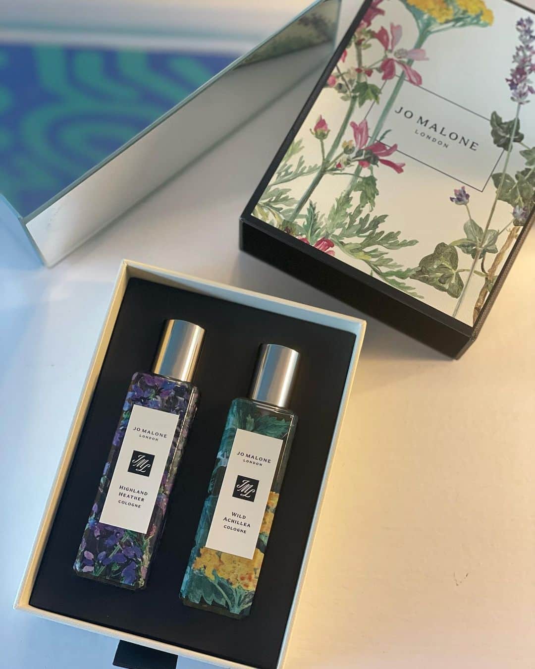 のインスタグラム：「💐💐💐 ・ @jomalonelondon  ザ ハイランズ コレクション ・ 毎シーズン、インテリアの飾りとしても楽しんでいるパッケージ。 お花柄がプリントされた引き出しに、なっていて今回も素敵✨✨ ・ 荒野に咲き誇る花々をイメージしたという爽快なフローラルノートは夏らしくライトでどこか涼しげ🎐 ・ 生き生きとした香りからは、スコットランドに広がる美しい自然を連想しました🌿 ・ ・ ・ #jomalone #jomalonelondon  #scentsofbritain  #Perfume #beauty #香水  #エレガント #大人女子 #香り #木下ココ」