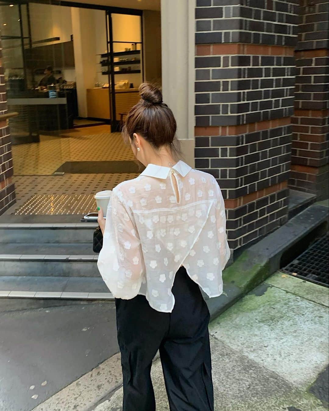 nanaのインスタグラム：「이번주는  나흐나흐 블라우스들이 세상밖을 뛰쳐 나오는 주!!! 이번 여름 노출이 많이 아이템들이 대세라지만, 우리들은 또 가려줘야 행복하니깐👀 가을까지 가는 간절기에도 입어줘야 하니깐 깐깐🤍  -사진속 블라우뜨는 샘플로 뒷 카라는 깔끔하게 한줄 박아서 나오구요(뜨는고 시로로)  뒷 트임도 아주 조금더 축소되어서 등살이 덜 보이도록 했어요.   본 샘플로 곧 촬영및 라이브 보여 드릴께요 매번 샘플 사진 보여 드려 죄송합니다!! 아웃핏은 변함 없을꾸예용. 뿅🙏🏼」