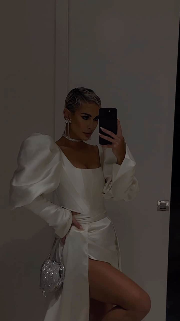 エリー・ゴンサルヴェスのインスタグラム：「@khirzadfemme Cinderella ✨ @styledbybloom_」
