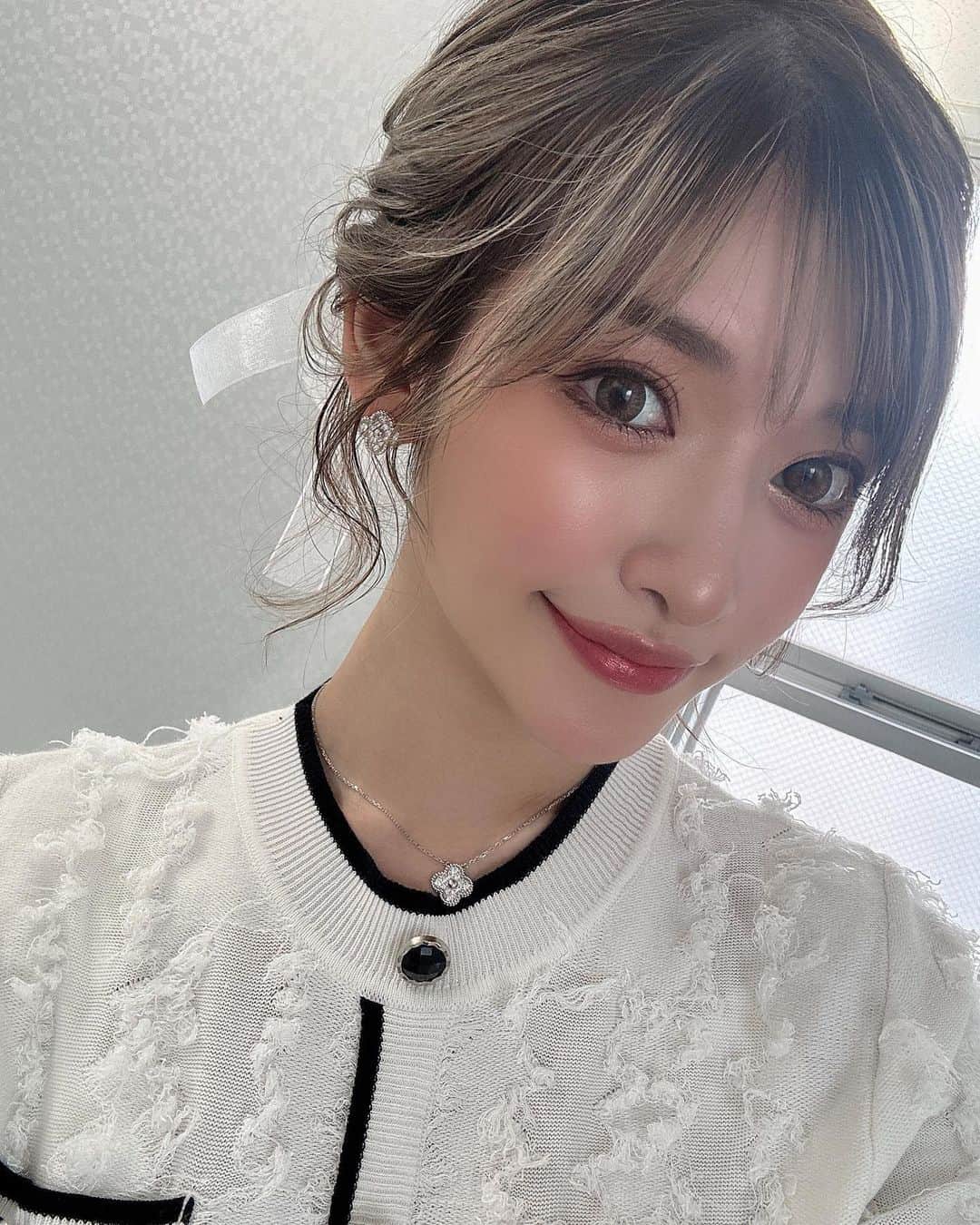 のインスタグラム：「. 白黒親子👪  1枚目は久しぶりの小悪魔ageha @ageha.official の撮影🦋 頭にリボンを付けて貰い、とってもウキウキでした🎀  ちなみに髪の毛も先日カラーしたばかりです💇‍♀️ 長さは変えずミディアムくらいのままなので、アップが出来るのが楽しい  担当の美容師さんは @fons_horikawa」