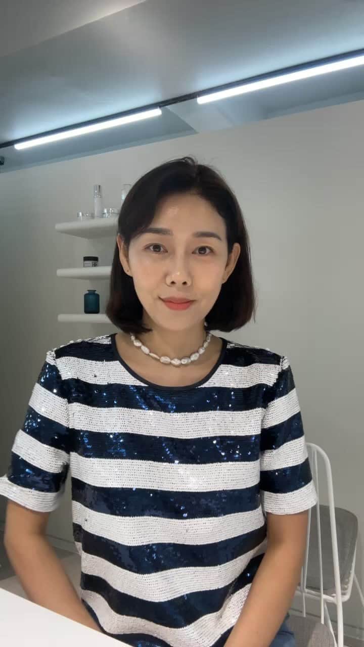 パク・タミのインスタグラム：「- 방송 보기 애매한 시간이었음에도 참여해주셔서 감사합니다^^ 타미뮬~ 실물 궁금하실 것 같아, 라이브를 열어봤어요~  언니의 원픽은 뭐예요? 라는 질문이..  저에게는 느므 어려워요.... ㅜㅜ 제가 다 픽한 컬러라... 버릴게 없어요.  ▪ 평소에 내가 뭘 잘 입지? 그럼 답이 나와요^^ ▪ 컬러는 상의나 가방 컬러와 매칭! (그럼 풀착장이 더 예뻐보이더라구요~) ▪ 청바지엔~  화이트, 카멜, 실버!  블랙이나 네이비, 화이트 슬렉스는~  에토프, 실버, 베이지!  블랙 원피스나 화이트 원피스에는~  실버, 화이트, 베이지!  굽은 7cm, 5cm 있고~ 4cm도 가능해요~」
