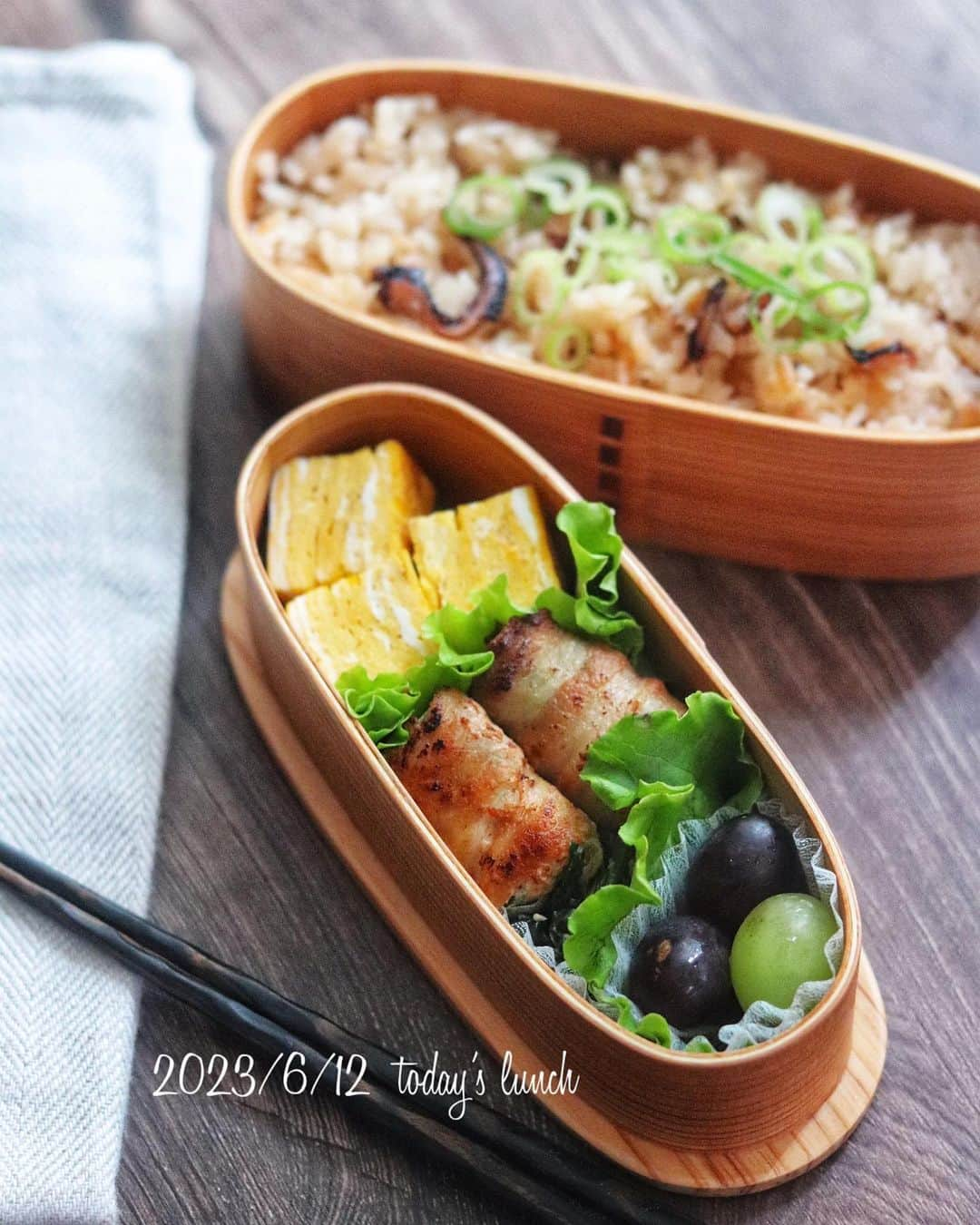 奥田和美のインスタグラム：「【たこ飯弁当】  今日の高校生男子弁当はたこ飯弁当。  🍀たこ飯 🍀卵焼き 🍀肉巻きアスパラ 🍀ほうれん草のお浸し 🍀ぶどう  昨日の晩ご飯の残りのたこ飯がメインなので、おかずはそんなにメインぽくなくていいかなと思って。  週の始めなのにやる気が出ない～💦（顔が濡れたみたいに）  そんな時は猫ズの寝顔を見て心を落ち着かせて。 写真はリンちゃん♂3ヶ月。 気付いたら結構大きくなった気がする😳  リンちゃんはノアさんのご飯をすぐ横取りしてしまうので（そしてノアさんはすぐ譲ってしまう）ご飯はなるべく別室であげるようにしています😂 大きくなりそうな予感✨  #高校生男子弁当  #たこ飯  #たこ飯弁当  #肉巻きアスパラ  #わっぱ  #わっぱ弁当  #二段弁当」