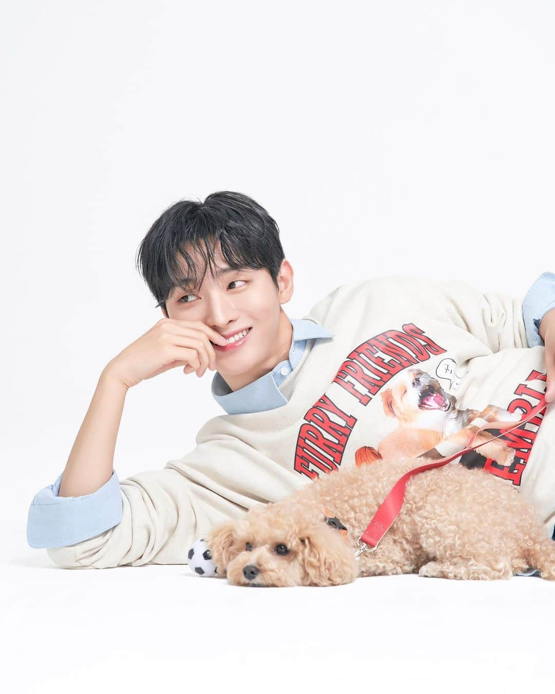 ユン・ジソンのインスタグラム：「Furry Friends Assemble with YOON JISUNG and hodu, bero 굿즈 판매가 오픈 되었습니다! 🐶 지금 바로 홈페이지를 통해 확인해 주세요💕  🗓 2023.06.12 (Mon) 1PM ~ 2023.06.26 (Mon) 1PM (KST) 🛒ffassemble.com  #윤지성 #YoonJisung  #Furry_Friends_Assemble #퍼리프렌즈어셈블」