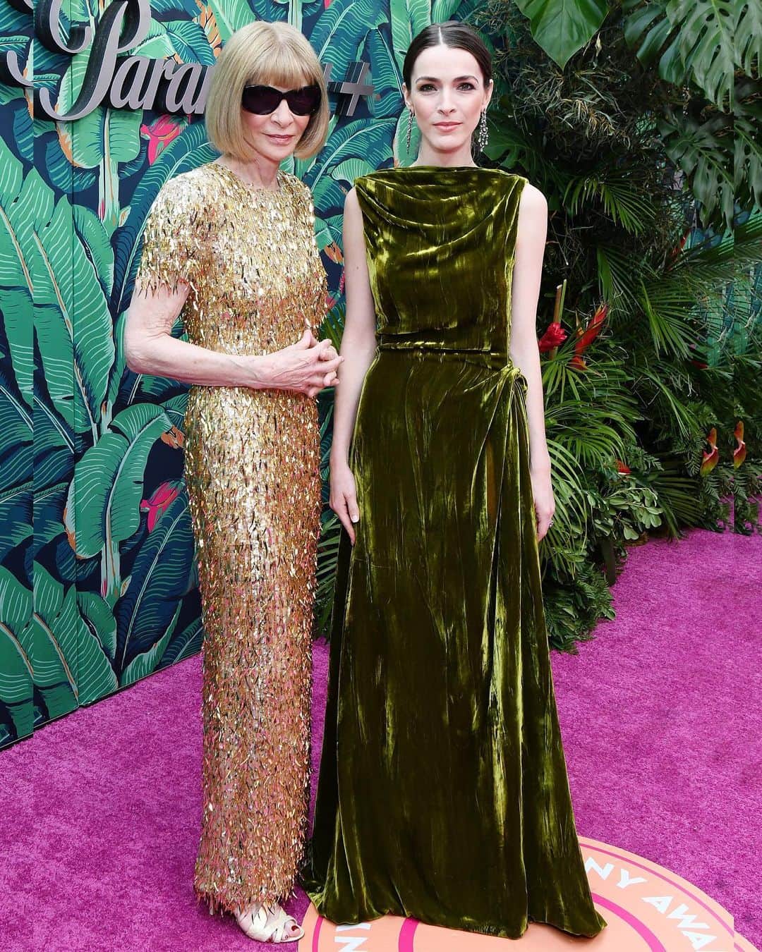 Just Jaredさんのインスタグラム写真 - (Just JaredInstagram)「Anna Wintour looked cool in a gold sequined dress and dark sunglasses on the red carpet at the 2023 Tony Awards. She was there to support her daughter Bee Carrozzini, who took home a win during the ceremony. We've got more pics and details over at JustJared.com! #AnnaWintour #BeeCarrozzini #TonyAwards Photos: getty」6月12日 14時59分 - justjared