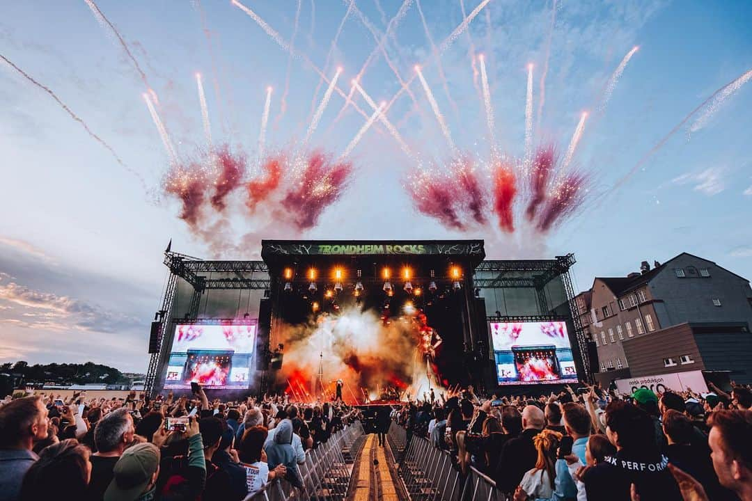 ヴィンス・ニールさんのインスタグラム写真 - (ヴィンス・ニールInstagram)「Crazy times in Norway! Awesome to see you all. #mötleycrüe   📸 : @samshapiromedia」6月12日 15時00分 - thevinceneil