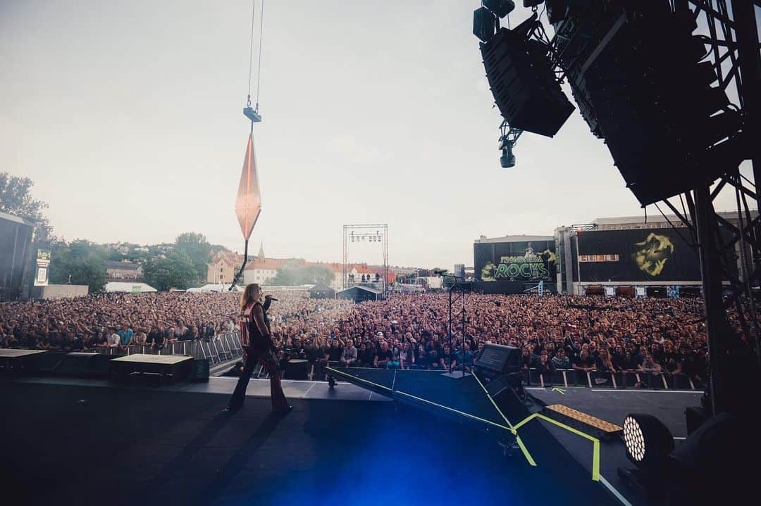 ヴィンス・ニールのインスタグラム：「Crazy times in Norway! Awesome to see you all. #mötleycrüe   📸 : @samshapiromedia」