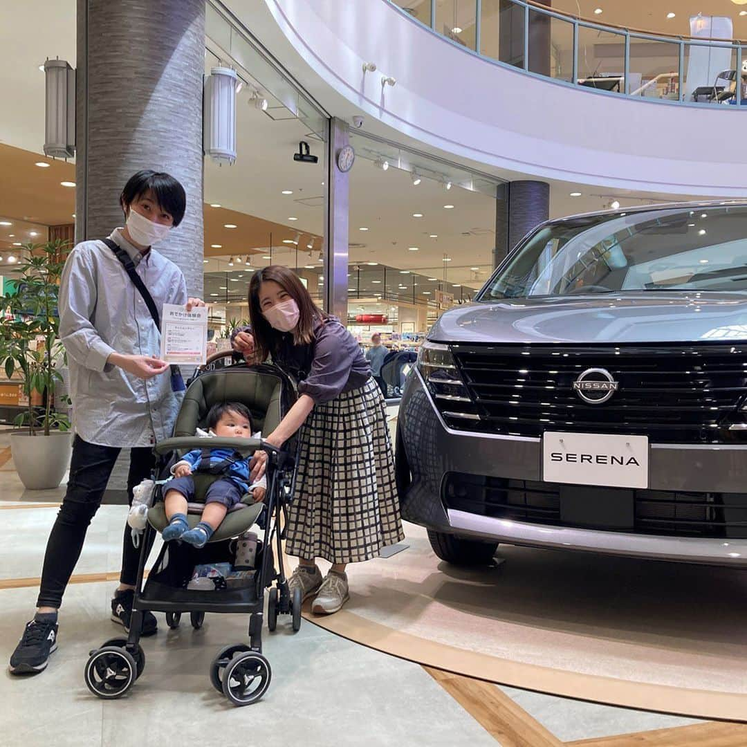 日産自動車のインスタグラム：「【 #NISSAN & #アカチャンホンポ 】 6/10（土） 〜6/11（日） の2日間、北海道のアリオ札幌にてNISSANとアカチャンホンポのコラボイベント「おでかけ体験会」を開催しました。  クルマと赤ちゃんのいる暮らしの体験を目的としたこのイベントは 昨年12月から、全国6会場（横浜・大阪・名古屋・熊本・新潟・札幌）で開催し、たくさんのお客さまにご来場いただきました。 ご参加いただいた皆さま、ありがとうございました！  会場では、プレママパパの不安と大きな期待感がひしひしと伝わってきた「チャイルドシートの取り付け体験」や、 記念撮影ブース「おもいで４カット」で写したみなさんの素敵な笑顔、可愛い赤ちゃんたちのがんばりが微笑ましかった「ハイハイレース」、小さな手足で成長の記録を残した「てがた・あしがたスタンプ体験」など、スタッフもつい頬が緩んでしまうような、心温まるイベントとなりました。  思っているよりも短い赤ちゃんと過ごす日々に、思い出づくりのお手伝いができていたらうれしいです。  #日産 はこれからも、新型 #日産セレナ 、#日産サクラ をはじめ、数々の便利な機能や、運転時の安全をサポートする先進技術で家族のお出かけに安心とワクワクをお届けしていきます。  #クルマと赤ちゃんのいる暮らし #おでかけ #EV #電気自動車 #nissan #ニッサン #nissanjapan #5523」