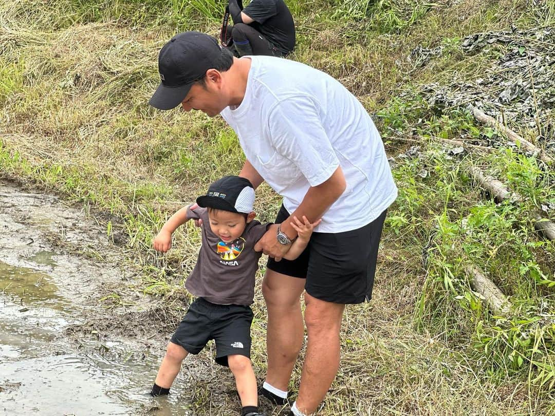 攝津正のインスタグラム：「. . 今年も参加させてもらった花の香酒造の田植え🌱  zboyは喜んで泥まみれになるかと思いきや拒否…  結局夫婦で田植え。 子供達は田んぼ周りの自然で楽しく走り回って遊んでました。 それも良し👍  走り回って遊ぶzboyの子守り役が1番大変… 友人達が代わりがわりと見てくれているので感謝です。  秋の稲刈りが楽しみだ！  . . #花の香酒造  #日本酒 #田植え #田んぼ #熊本 #玉名 #自然 #こどものいる暮らし  #子育て #姉弟 #パパ #お父さん #zboy #2歳児 #白目むくほど大変 #暴れん坊 #感謝」