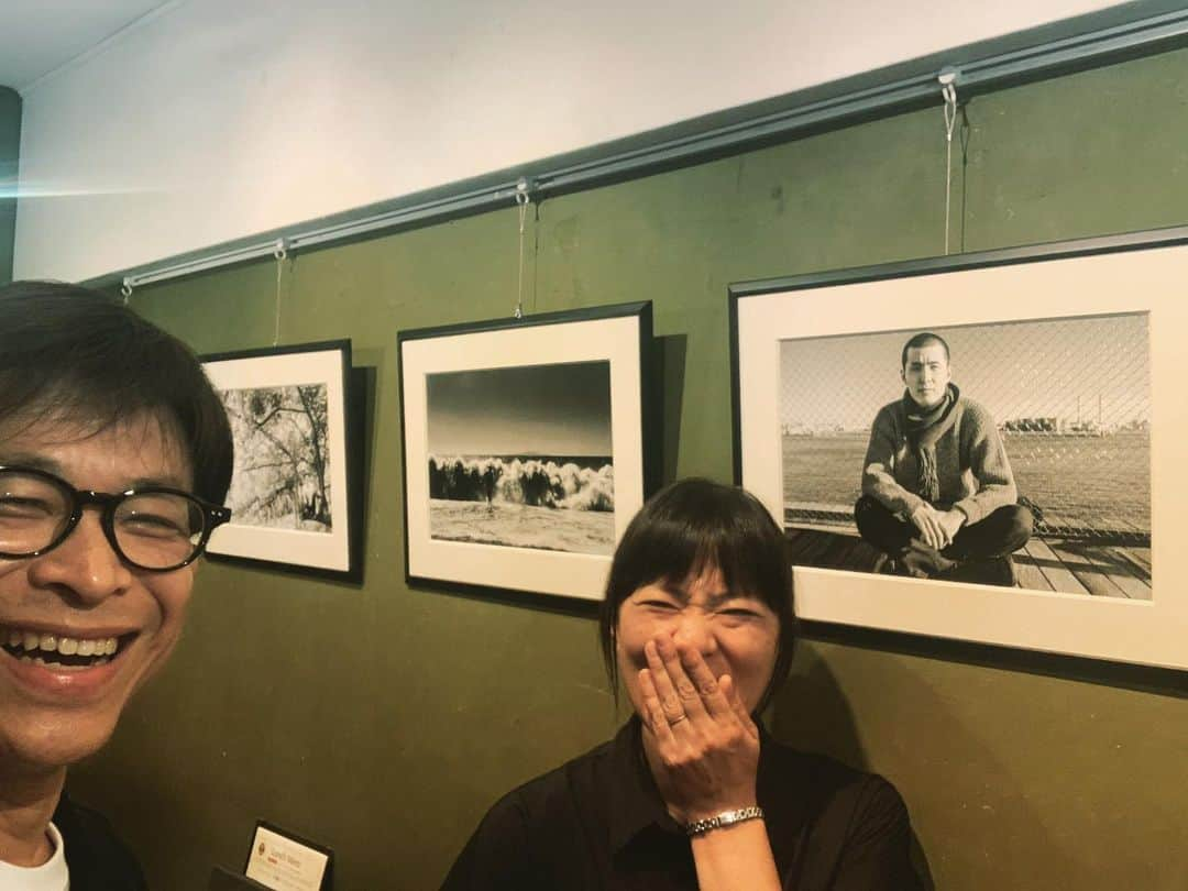 武田真一さんのインスタグラム写真 - (武田真一Instagram)「写真家・にのみやさをりさんの個展に伺いました。NHKの番組でお世話になったにのみやさん。かつて世界が色を失って見えるほど心に傷を負い、以来、モノクロームの写真にこだわり続けています。ザラついた点描で表現されたある若者の肖像は、ひとの尊厳の脆さと力強さが伝わってきます。  代々木のCAFE NOOKで6月24日までです。」6月12日 15時23分 - raspberrydrops