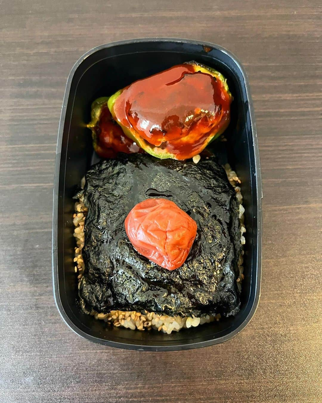 内田朝陽のインスタグラム：「お稽古のお弁当🍱 明日から少し野菜食を試してみようかなと思っている。 食は美味しくて楽しい。  #お弁当 #弁当 #玄米 #ピーマン #🫑 #ピーマンの肉詰め  #bento #朝陽飯 #あさひめし」