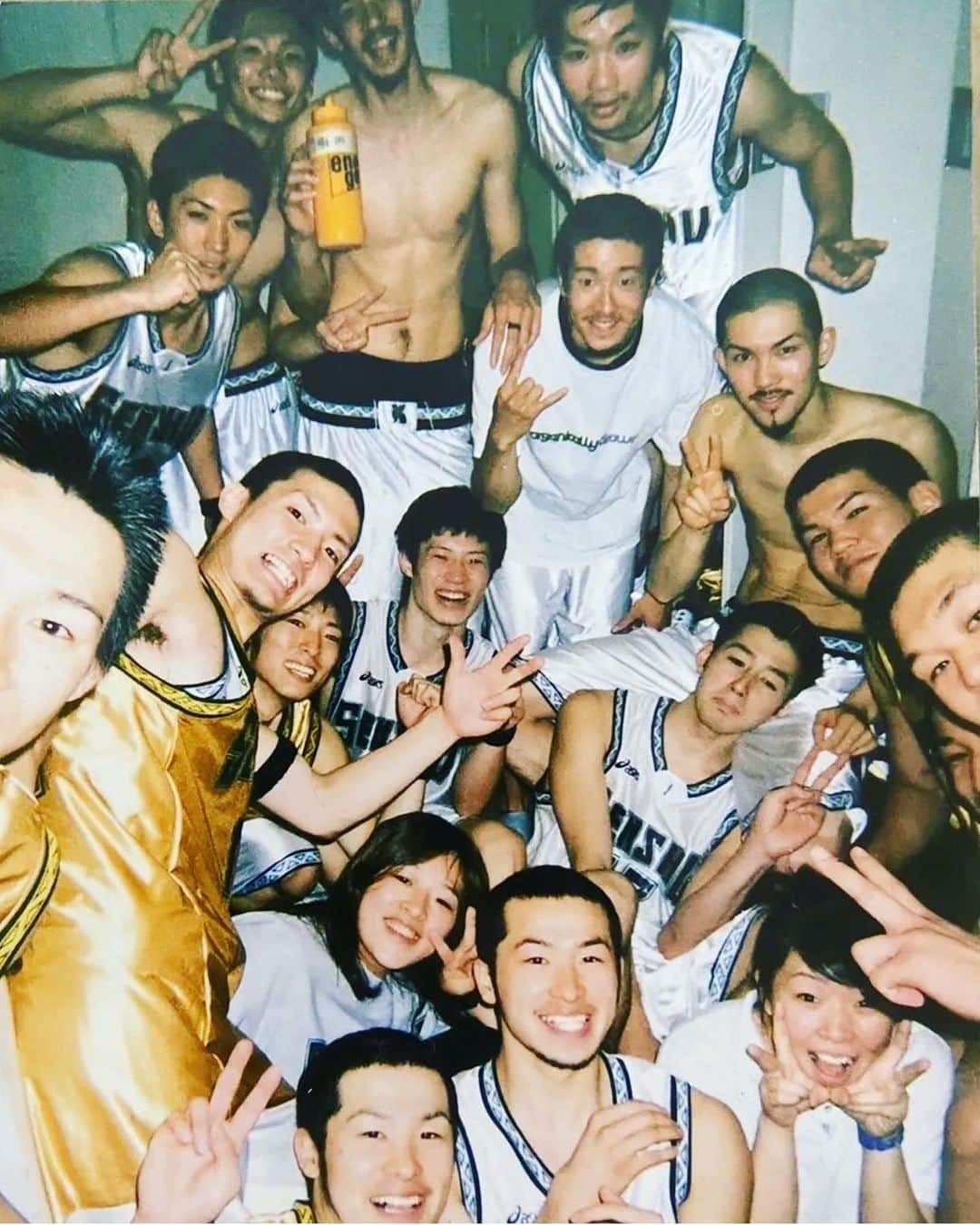 大宮宏正のインスタグラム：「静岡、伊豆の波多野家にお邪魔しました。 Jさんは相変わらず優しい男で、コーチングも丁寧な優しい教え方。 練習後の真夜には、お互いしっかりアラフォーにも関わらず、缶酎ハイ500mlを10本飲み散らかす始末。楽しかった。  Jさんは俺から見るともともと路線が少し変わっていて、かつ有言実行男。デカいキッチンカーを街中で走らせ、ロサンゼルスポリスかい！って車を山で乗り回し、夜も明けてしまいそうな午前四時、聞けば引退後のプロスポーツ選手に自信を与えるほどの事業での行政とのやりとりを3年もかけた深い話。ネタの宝庫ですげー面白かった。 元プロ選手だからこその経験話が本当のセカンドキャリア支援というか、道を示せるんでしょうね。大変だけどすげー楽しいって言ってるの聞いて、自分もまだまだやれるなーって思いましたよ。  この写真は大学一年生時の新人戦優勝後の代々木第二体育館ロッカー。  ってかマジでごめんなさい。 メンション試みたら8人しかわからなかった😂」