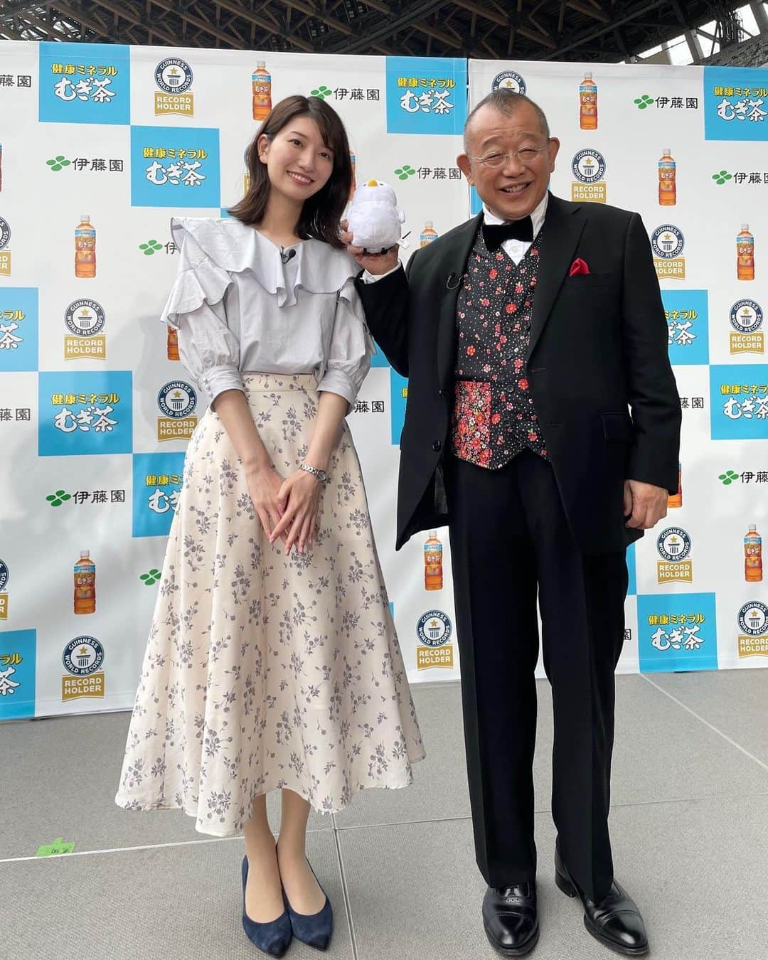 吉村恵里子さんのインスタグラム写真 - (吉村恵里子Instagram)「・ THE TIME,で 笑福亭鶴瓶さんに インタビューしてまいりました。 明日6月13日(火)の放送です😊 @thetime_tbs   同じ大阪で、私が堺出身であることを伝えると東京には慣れたかなど私の話を聞いてくださり、心がほっと温かくなりました。🥲 ありがとうございました。  今回の取材では「健康ミネラルむぎ茶」を25年担当されている鶴瓶さんのお顔が大きく書かれた巨大気球の出航式もありましたよ🔥  国立競技場を25メートルの気球が飛ぶ様子は迫力満点でした🤣  雨が気がかりでしたがお天気もなんとか持ってよかったです🌞☔️  #健康ミネラルむぎ茶 #鶴瓶 さん #笑福亭鶴瓶 さん #むぎ茶」6月12日 18時30分 - yoshimura_eriko