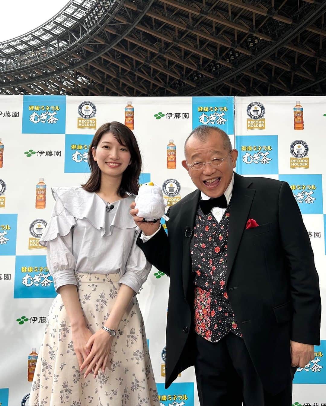 吉村恵里子さんのインスタグラム写真 - (吉村恵里子Instagram)「・ THE TIME,で 笑福亭鶴瓶さんに インタビューしてまいりました。 明日6月13日(火)の放送です😊 @thetime_tbs   同じ大阪で、私が堺出身であることを伝えると東京には慣れたかなど私の話を聞いてくださり、心がほっと温かくなりました。🥲 ありがとうございました。  今回の取材では「健康ミネラルむぎ茶」を25年担当されている鶴瓶さんのお顔が大きく書かれた巨大気球の出航式もありましたよ🔥  国立競技場を25メートルの気球が飛ぶ様子は迫力満点でした🤣  雨が気がかりでしたがお天気もなんとか持ってよかったです🌞☔️  #健康ミネラルむぎ茶 #鶴瓶 さん #笑福亭鶴瓶 さん #むぎ茶」6月12日 18時30分 - yoshimura_eriko