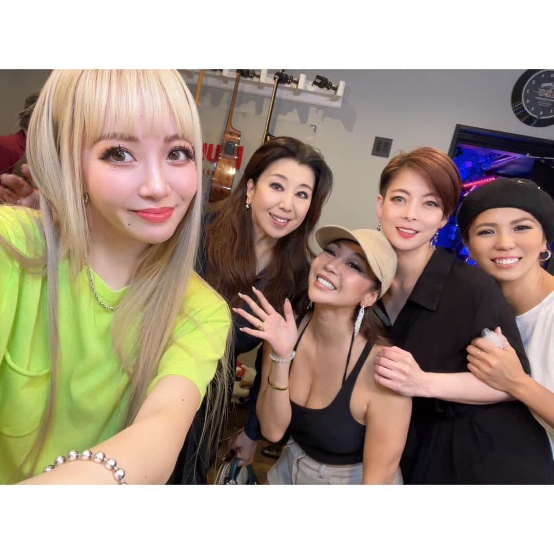 mirayさんのインスタグラム写真 - (mirayInstagram)「美しいお姉様方と🩶🫧  今回のLIVEで直子さんと沢山お話しできて嬉しかった🤍🤍🤍  初めましてのAsamiさんもLisaさんも気さくで優しかった〜🩵🩵🩵  Izuちゃんは同じ大阪でまさかの同じ歳!!! めちゃくちゃ面白い子で仲良くなれて嬉しかったなぁ🤣🤣🤣  7月9日は麻理子様の25周年LIVE!!! 楽しみですっ😍🩶🤍🩶」6月12日 15時33分 - miray0705