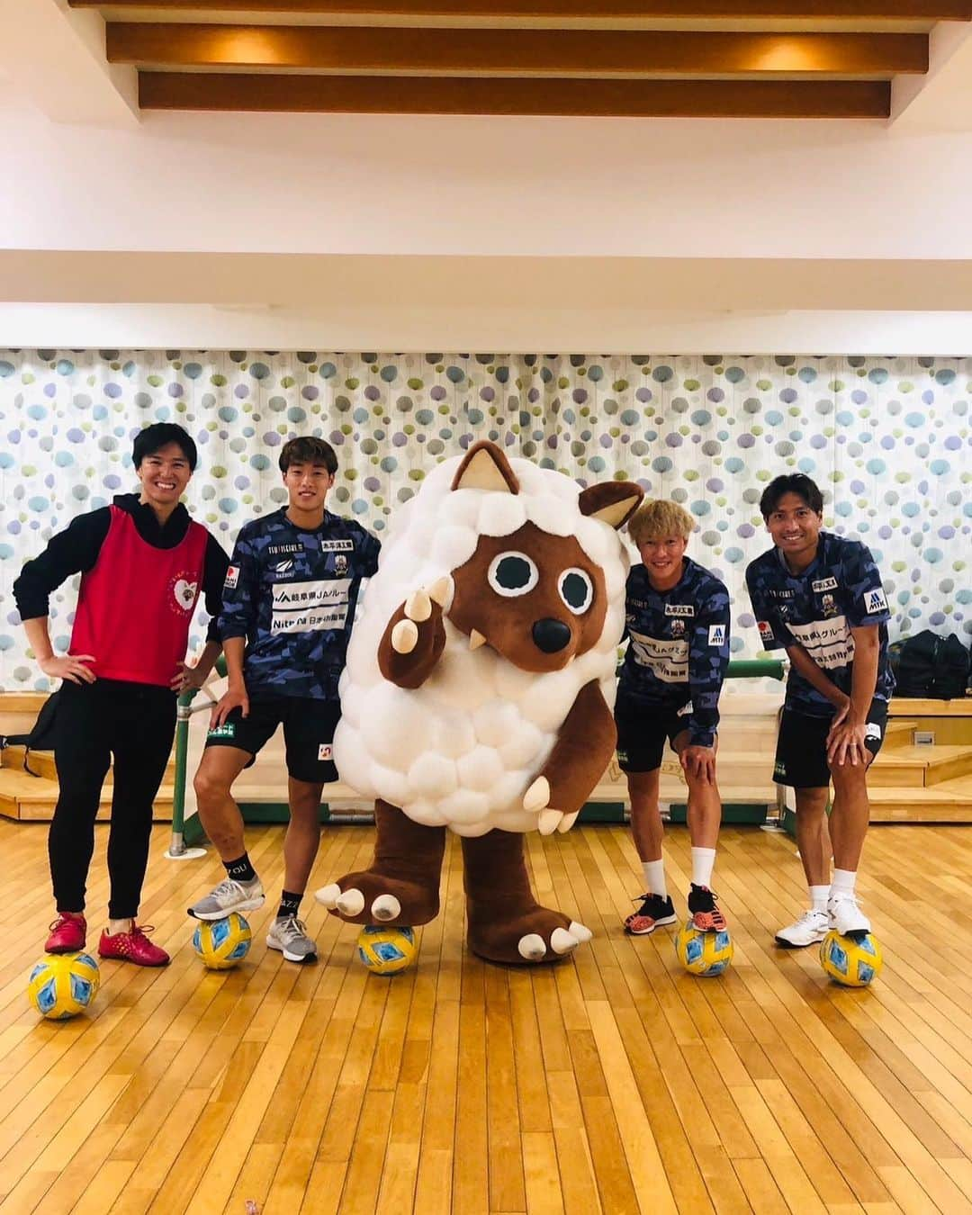 濱田隼さんのインスタグラム写真 - (濱田隼Instagram)「今日は「ウルフィキャラバンサッカー教室」に行ってきました。  FC岐阜の #田中順也 選手 #村田透馬 選手 #北龍磨 選手と共に、岐阜市の「いづみ第二幼稚園」を訪問。 サッカーをしながら、お子さんと一緒に汗を流しました。  「メ〜テレ見てます！！」と声をかけてくれた子も多く、嬉しかったです。 お子さんに癒された１日でした！！  ちなみに #ウルフィ @wolfy_6ch が大人気でした^ ^ ☝️インスタのフォローもぜひお願いします  #FC岐阜 #サッカー  #ありがとうございました」6月12日 15時36分 - shun_hamada_nbn